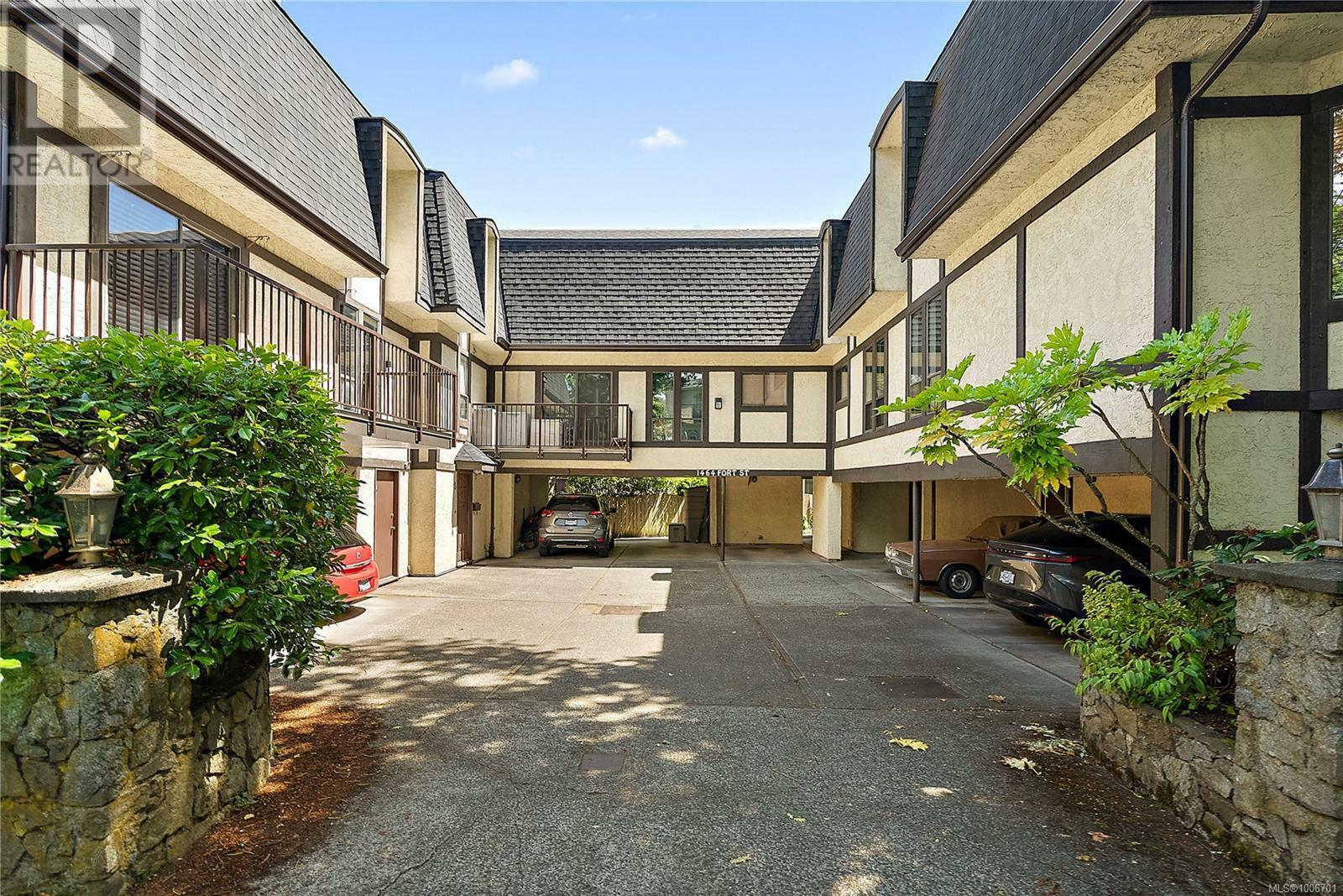 VICTORIA, British Columbia, V8S 1Z5, CA, 3 Bedrooms Bedrooms, ,2 BathroomsBathrooms,Residential,For Sale,1885281