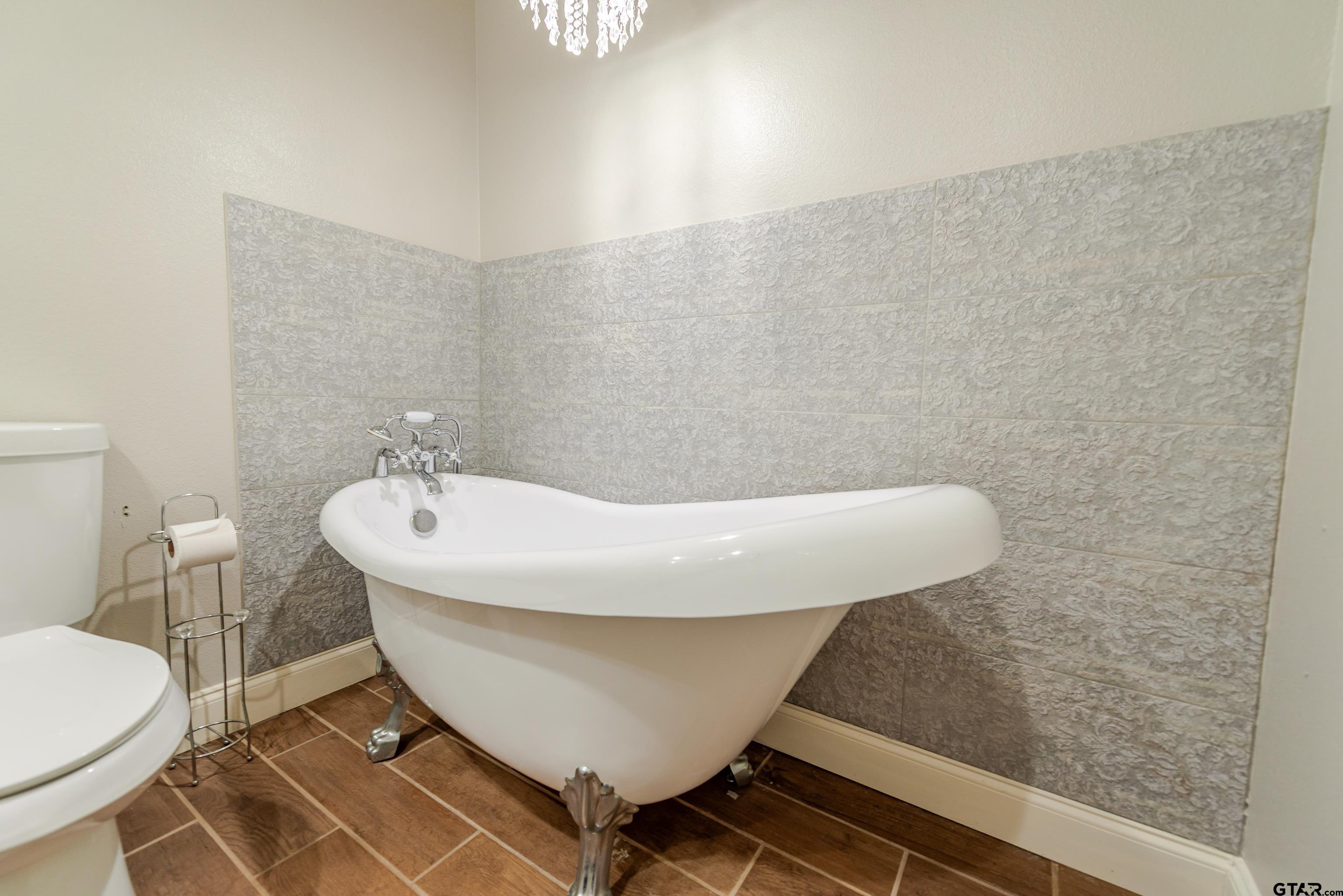 Mount Pleasant, Texas, 75455, United States, 5 Bedrooms Bedrooms, ,4 BathroomsBathrooms,Residential,For Sale,2010785