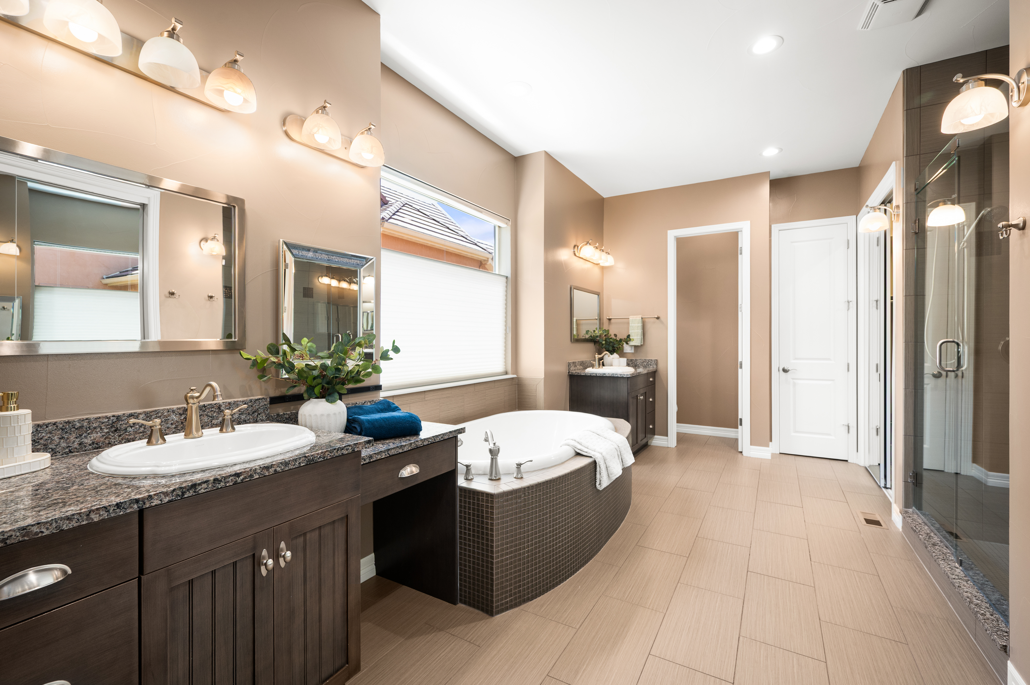  Orchard Park Patio Home with Wolf Kitchen, Spa Suite & Backyard BBQ Oasis - 物件實景