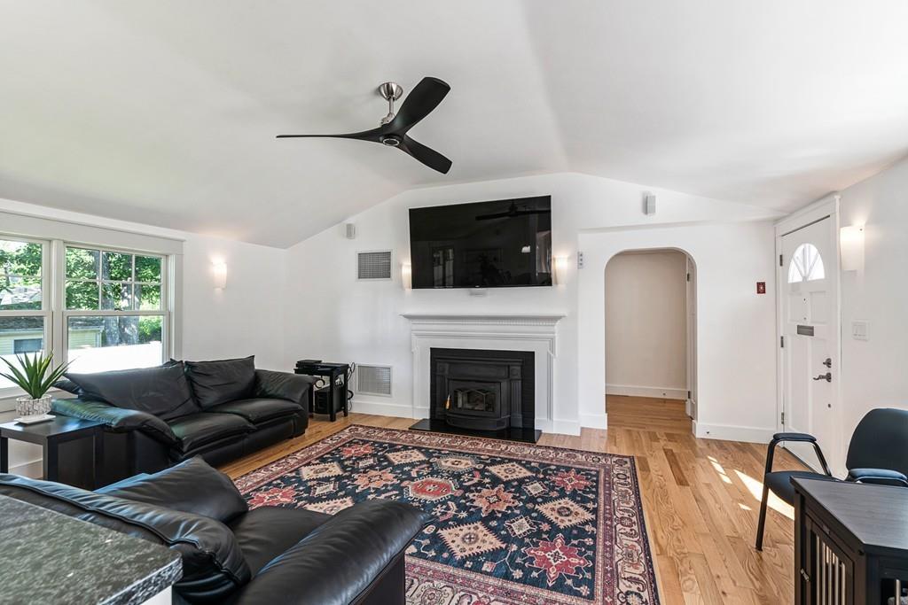 Hamilton, Massachusetts, 01982, United States, 2 Bedrooms Bedrooms, ,1 BathroomBathrooms,Residential,For Sale,1921936