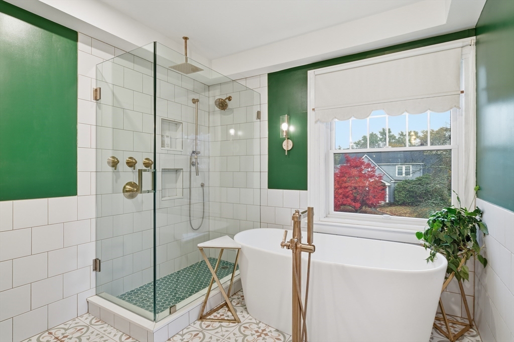 Holyoke, Massachusetts, 01040, United States, 5 Bedrooms Bedrooms, ,4 BathroomsBathrooms,Residential,For Sale,1991316