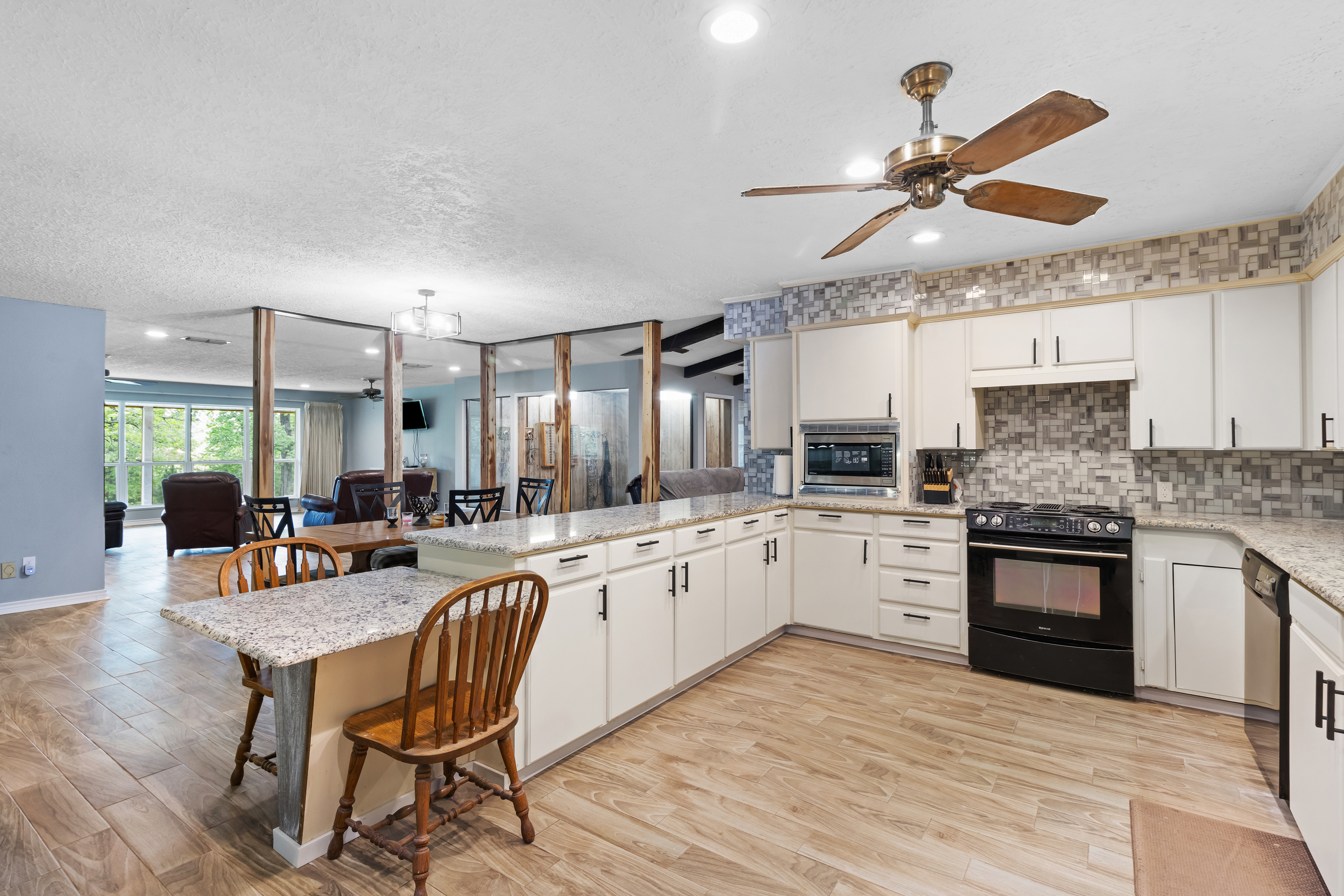 Henderson, Texas, 75652, United States, 6 Bedrooms Bedrooms, ,5 BathroomsBathrooms,Residential,For Sale,1920809