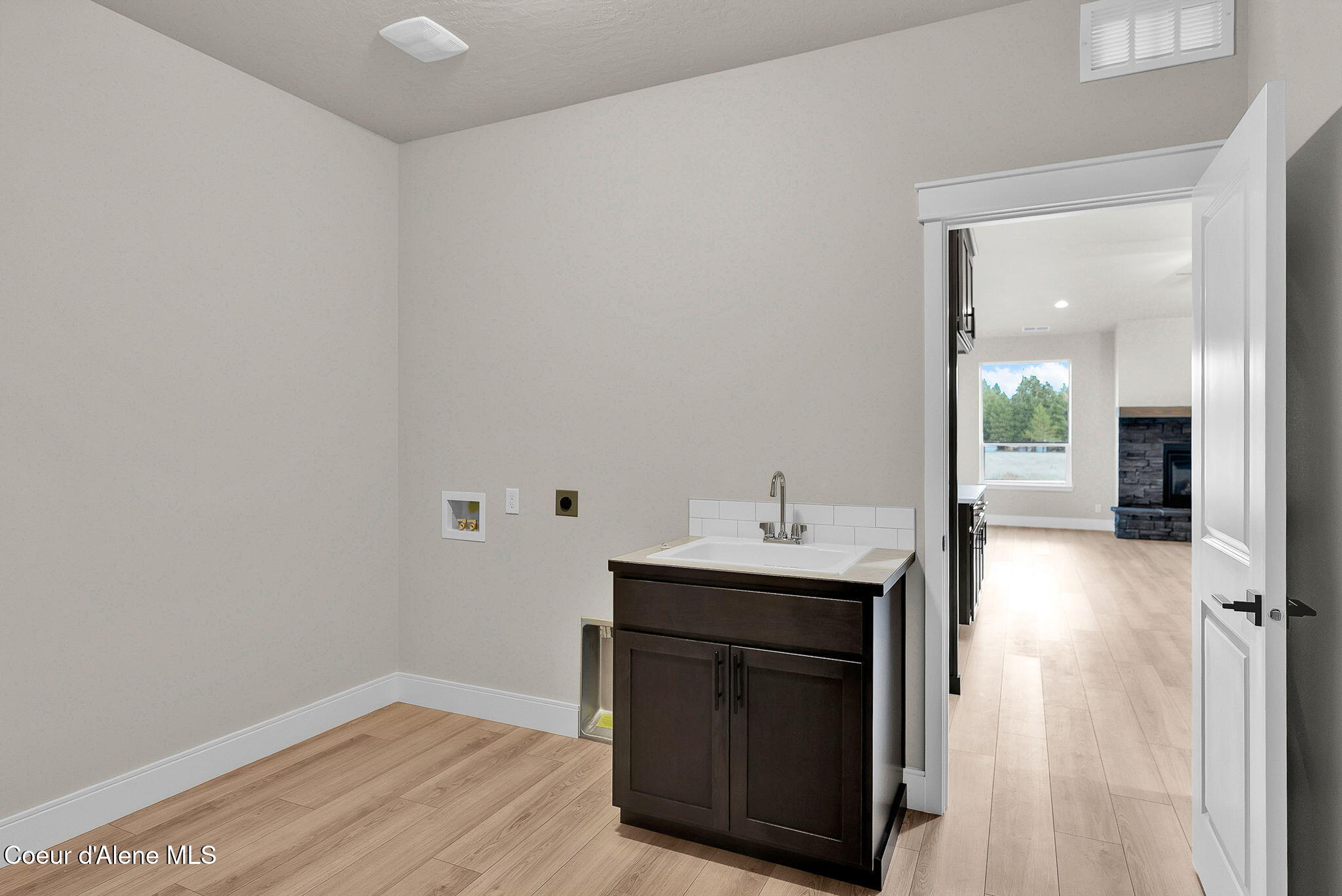 Rathdrum, Idaho, 83858, United States, 5 Bedrooms Bedrooms, ,1 BathroomBathrooms,Residential,For Sale,1989030