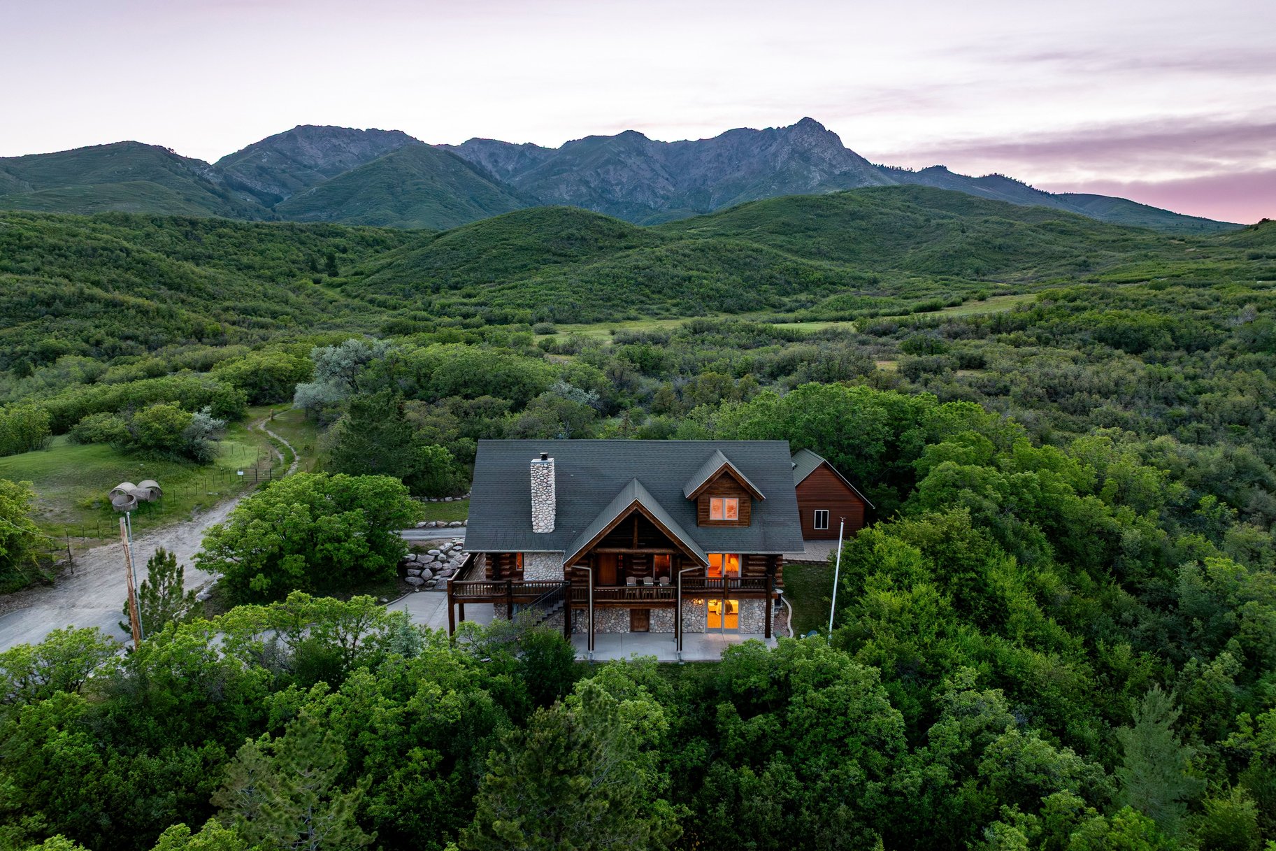  Refined Mountain Home on 1.27 Acres Near Snowbasin - 物件實景