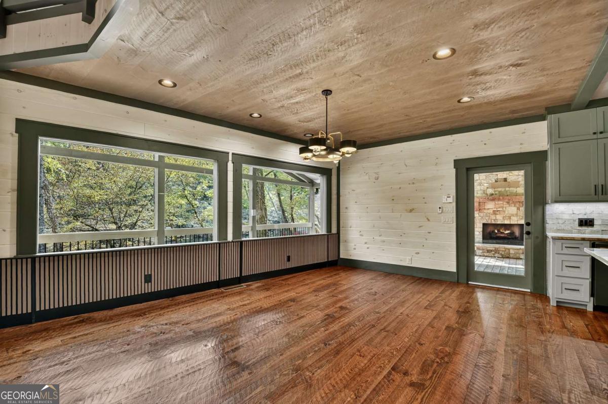 Mineral Bluff, Georgia, 30559, United States, 6 Bedrooms Bedrooms, ,3 BathroomsBathrooms,Residential,For Sale,1989738