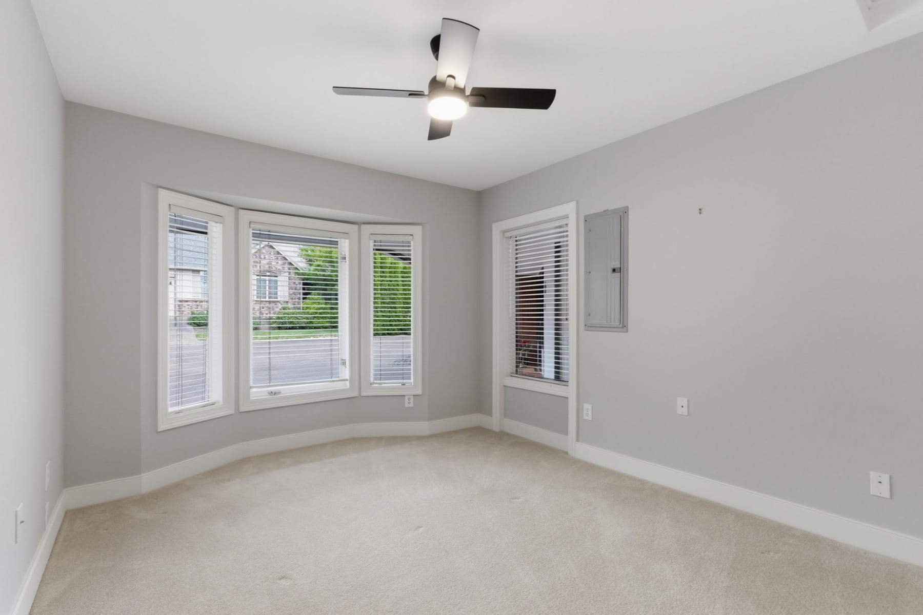  12048 SW CAFFALL LN Tigard, OR 97224 - 物件實景