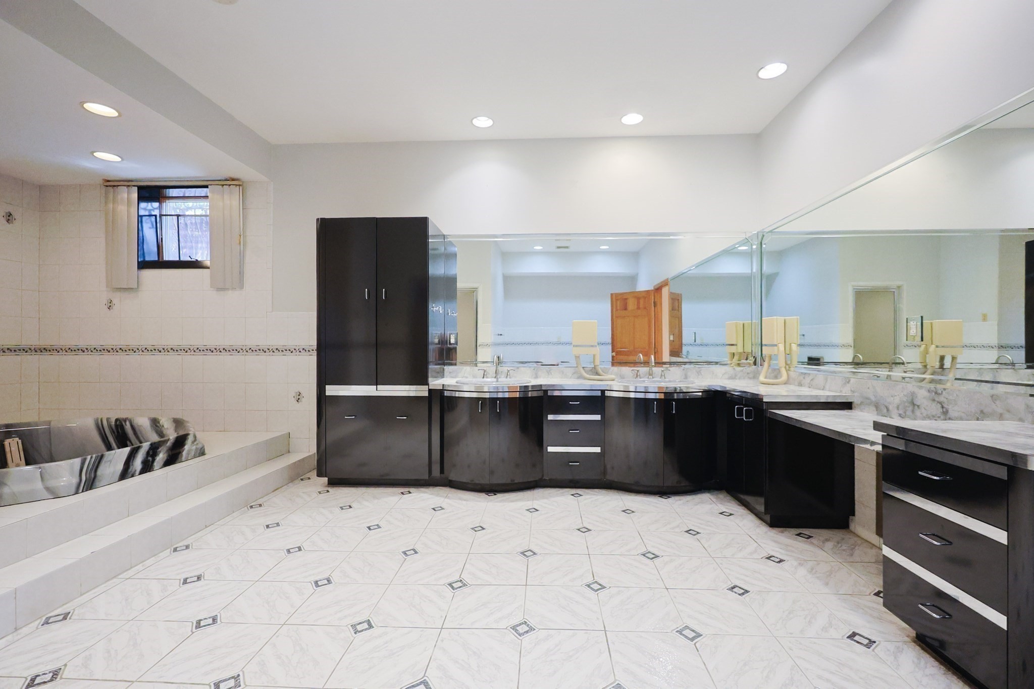 Revere, Massachusetts, 02151, United States, 4 Bedrooms Bedrooms, ,2 BathroomsBathrooms,Residential,For Sale,1934977