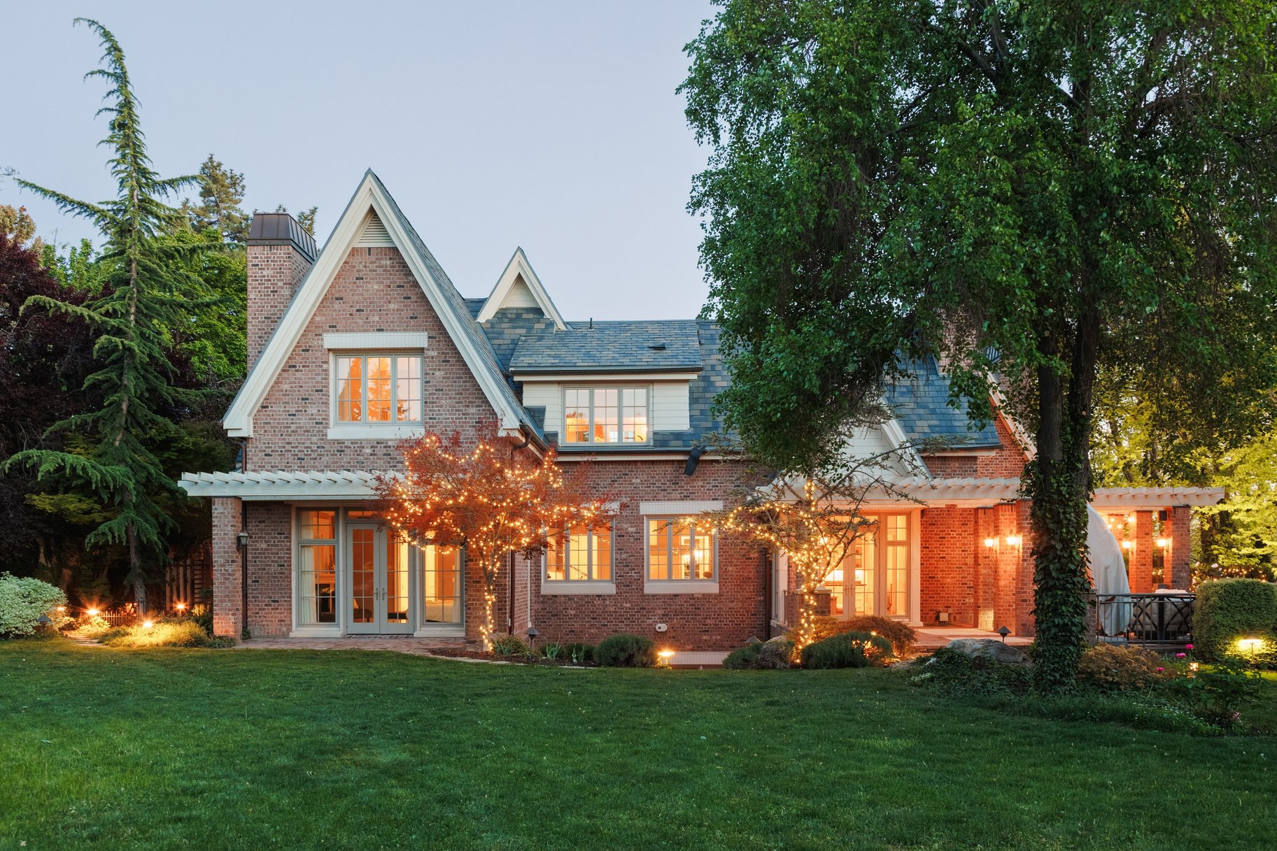  Stunning Custom Build on Millcreek Way - 物件實景