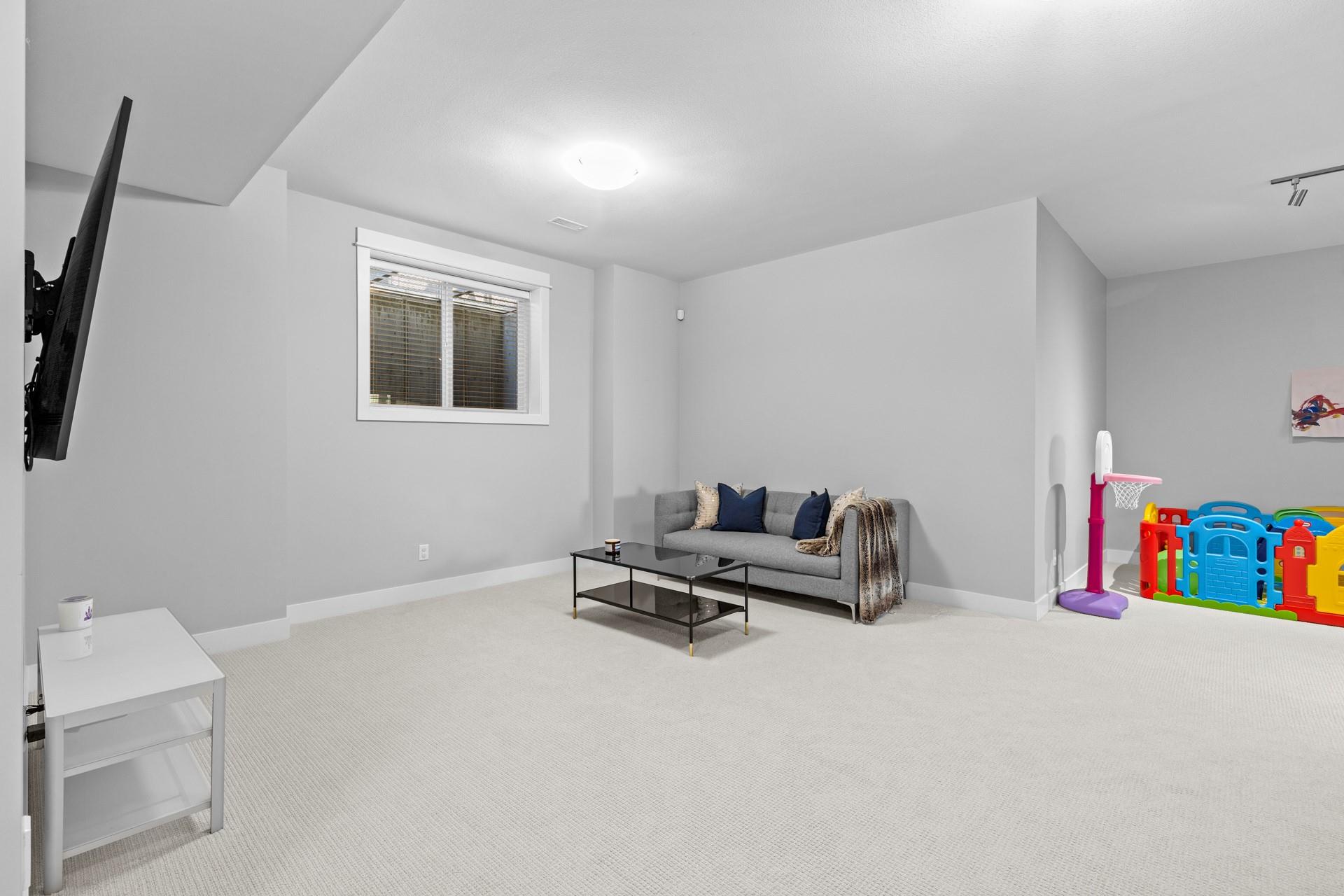 KELOWNA, British Columbia, V1W 5K2, CA, 5 Bedrooms Bedrooms, ,3 BathroomsBathrooms,Residential,For Sale,1960924