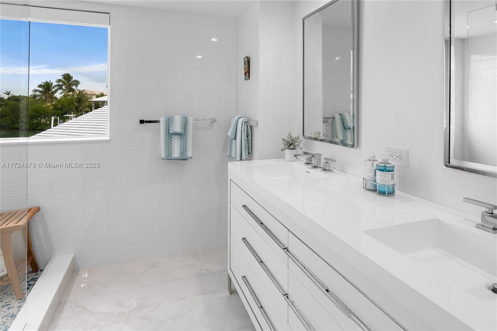 Islamorada, Florida, 33036, United States, 6 Bedrooms Bedrooms, ,4 BathroomsBathrooms,Residential,For Sale,1932543