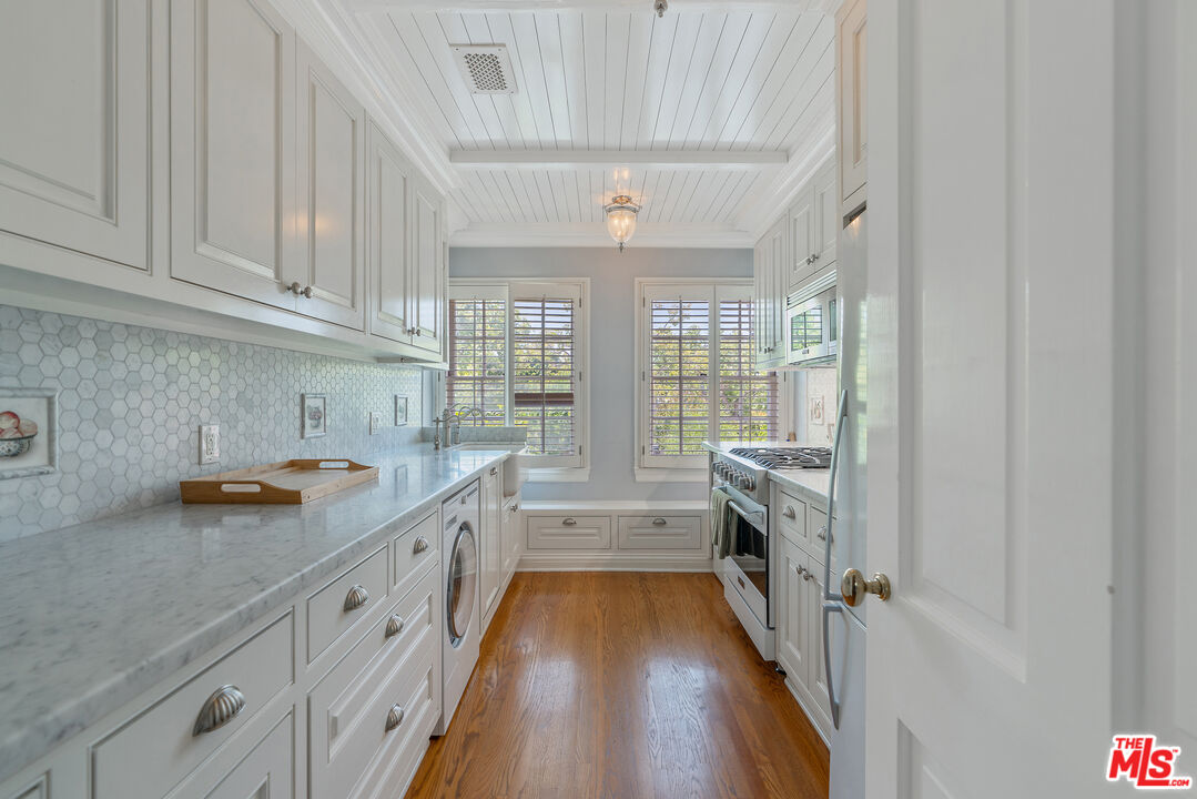 Los Angeles, California, 90004, United States, 6 Bedrooms Bedrooms, ,7 BathroomsBathrooms,Residential,For Sale,1907510