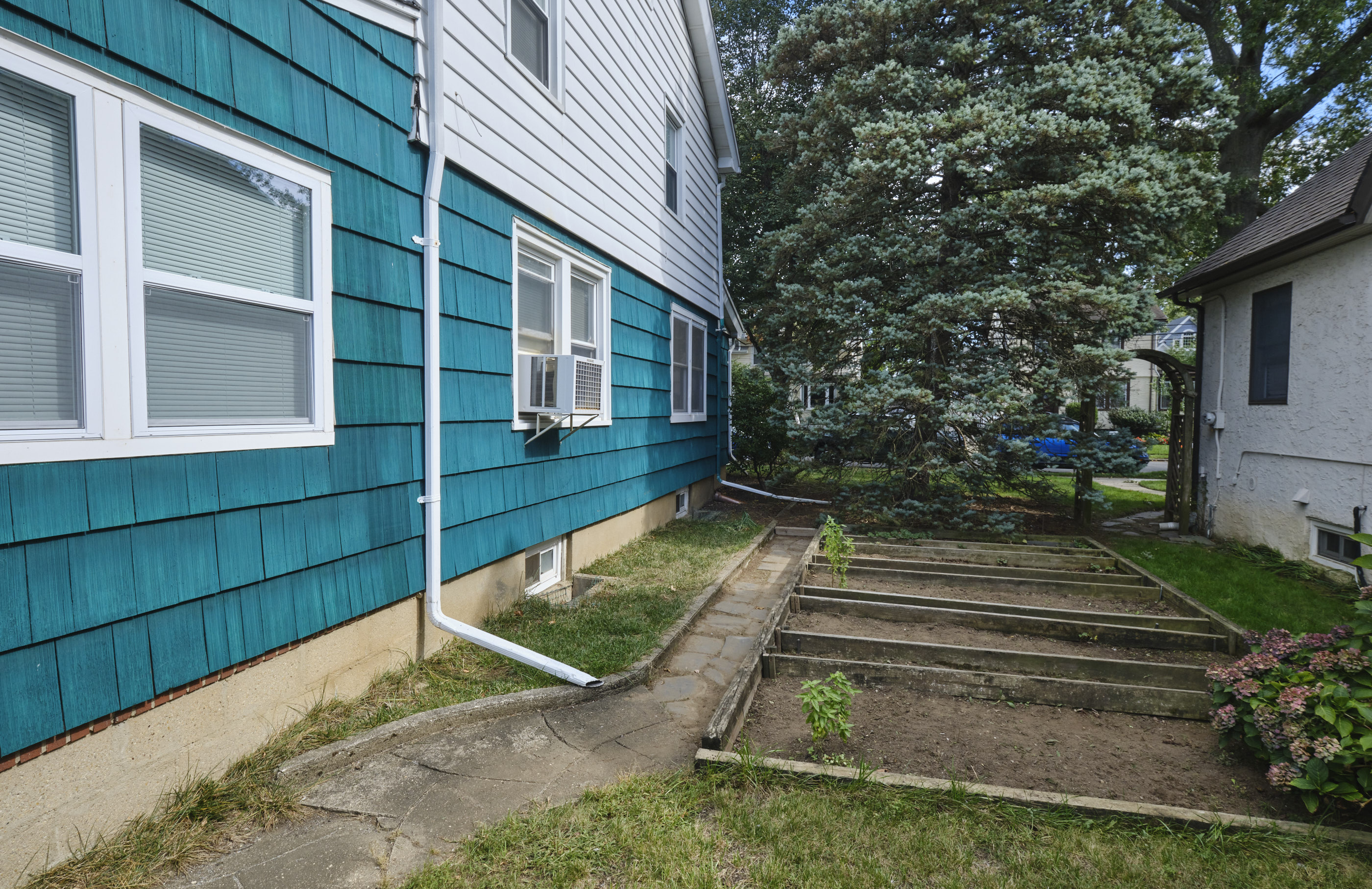 Floral Park, New York, 11001, United States, 3 Bedrooms Bedrooms, ,2 BathroomsBathrooms,Residential,For Sale,1974031