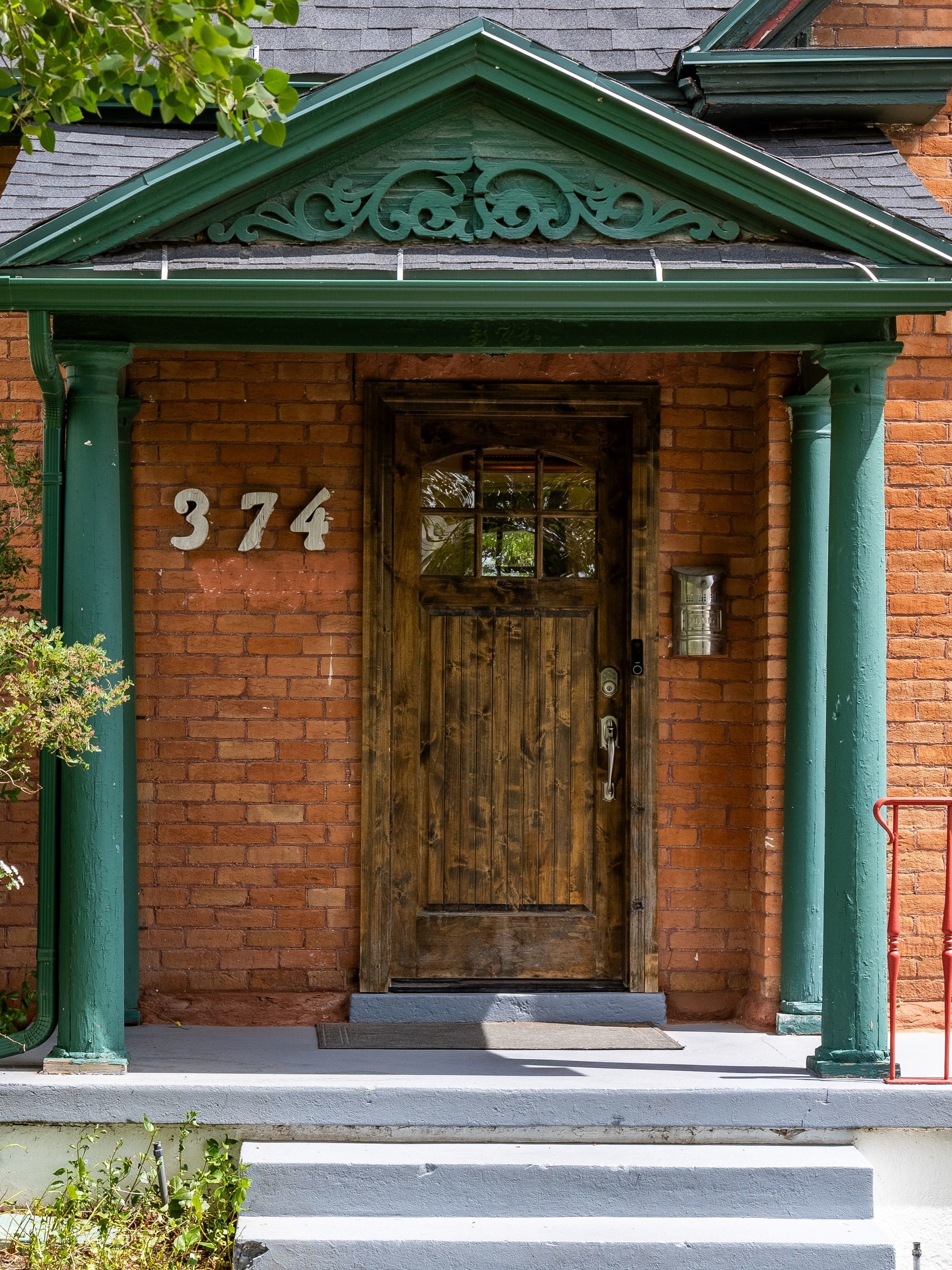  Charming Avenues Home Blending Timeless Character with Everyday Comfort - 物件實景