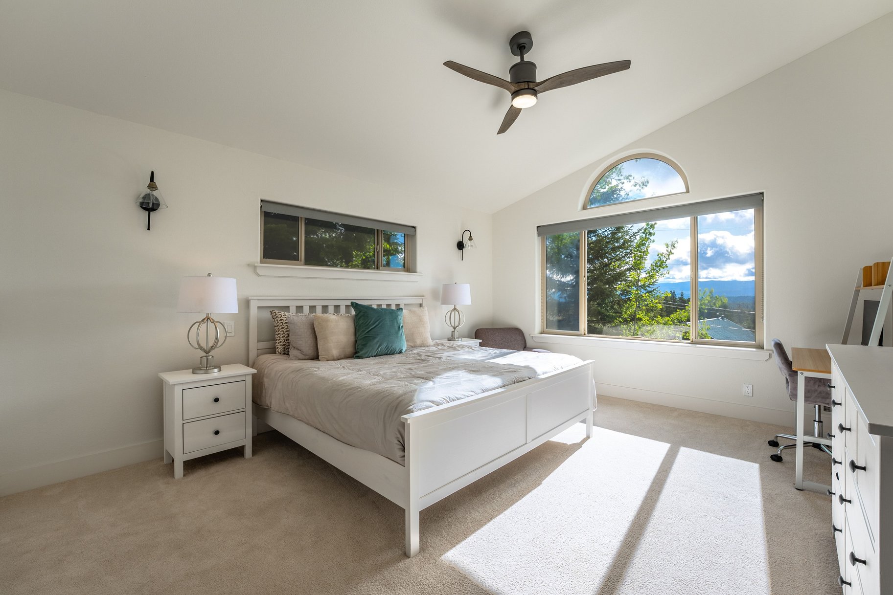  Modern Tahoe Donner Retreat with Panoramic Mountain Views & Elevated Living - 物件實景
