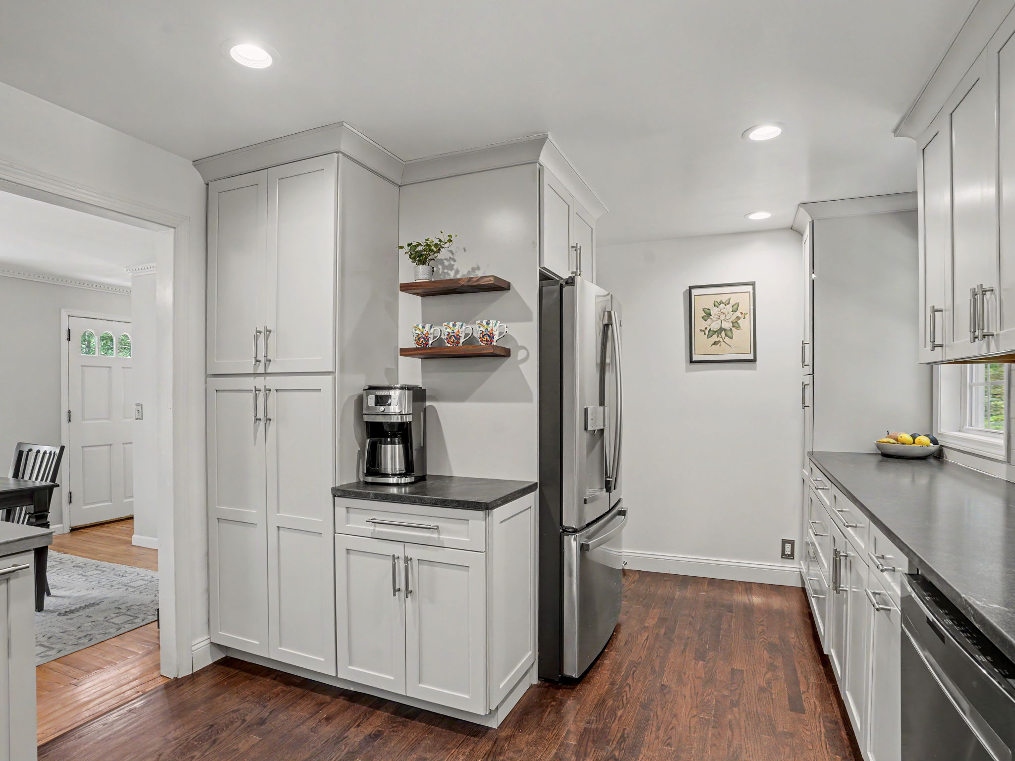  Hilltop Lake Hills Oasis with Renovated Chef