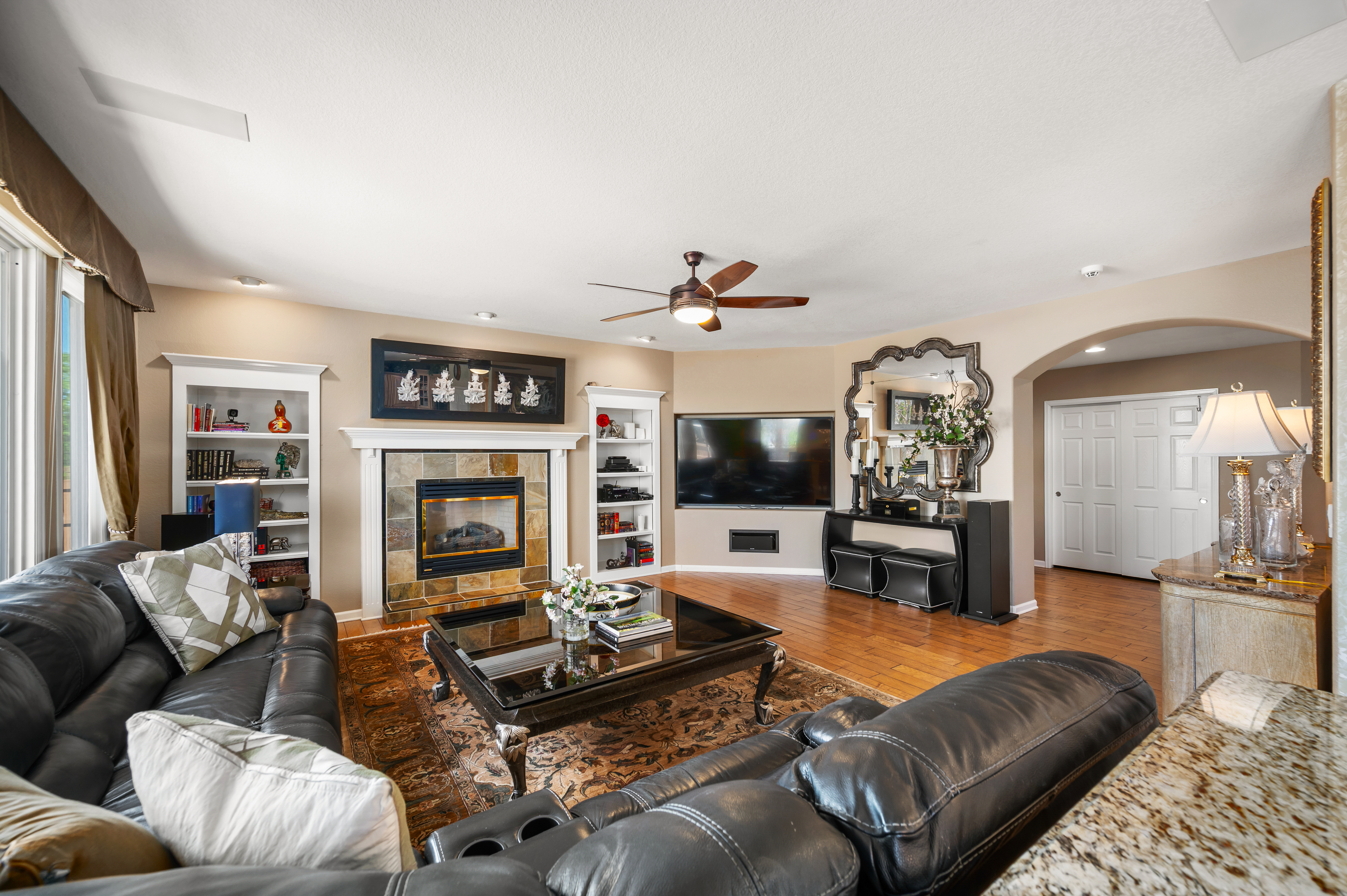  Luxury And Elegance Greet You At Every Turn In This Beautiful Home - 物件實景