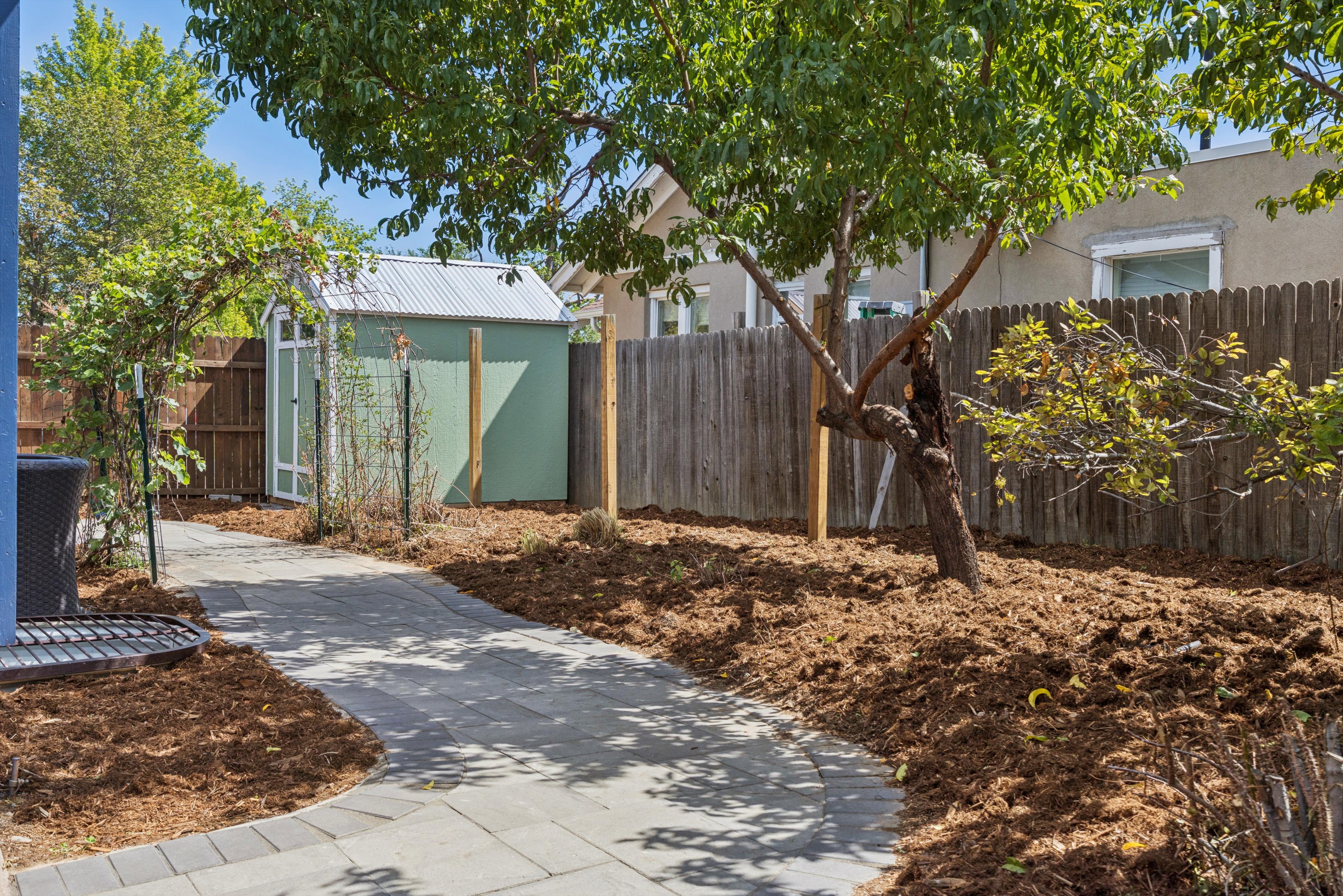  Charming Curb Appeal Meets Exceptional Versatility - 物件實景