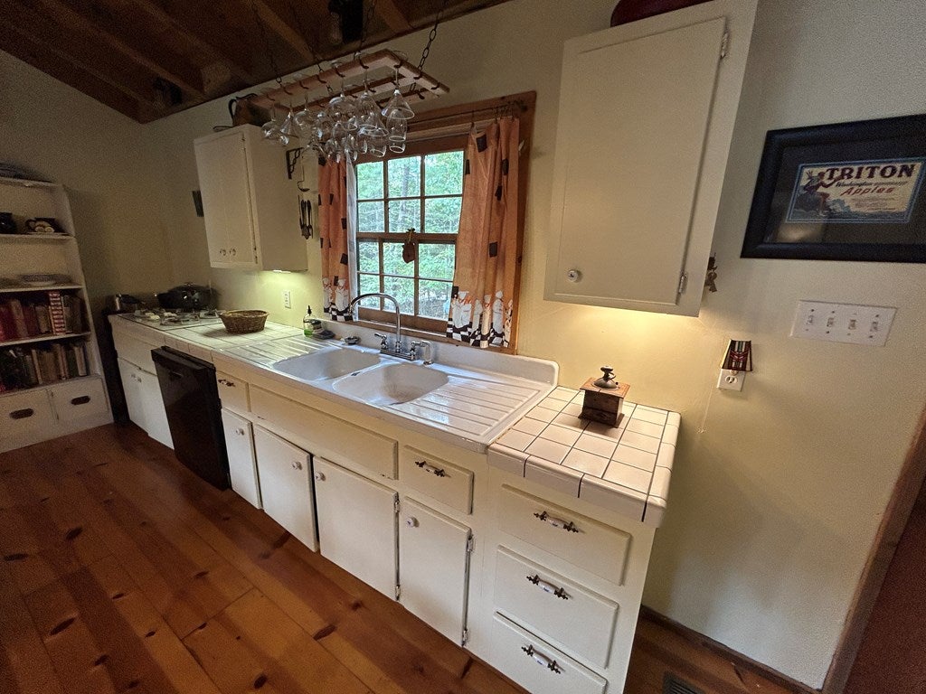 Blue Ridge, Georgia, 30513, United States, 3 Bedrooms Bedrooms, ,3 BathroomsBathrooms,Residential,For Sale,1954403