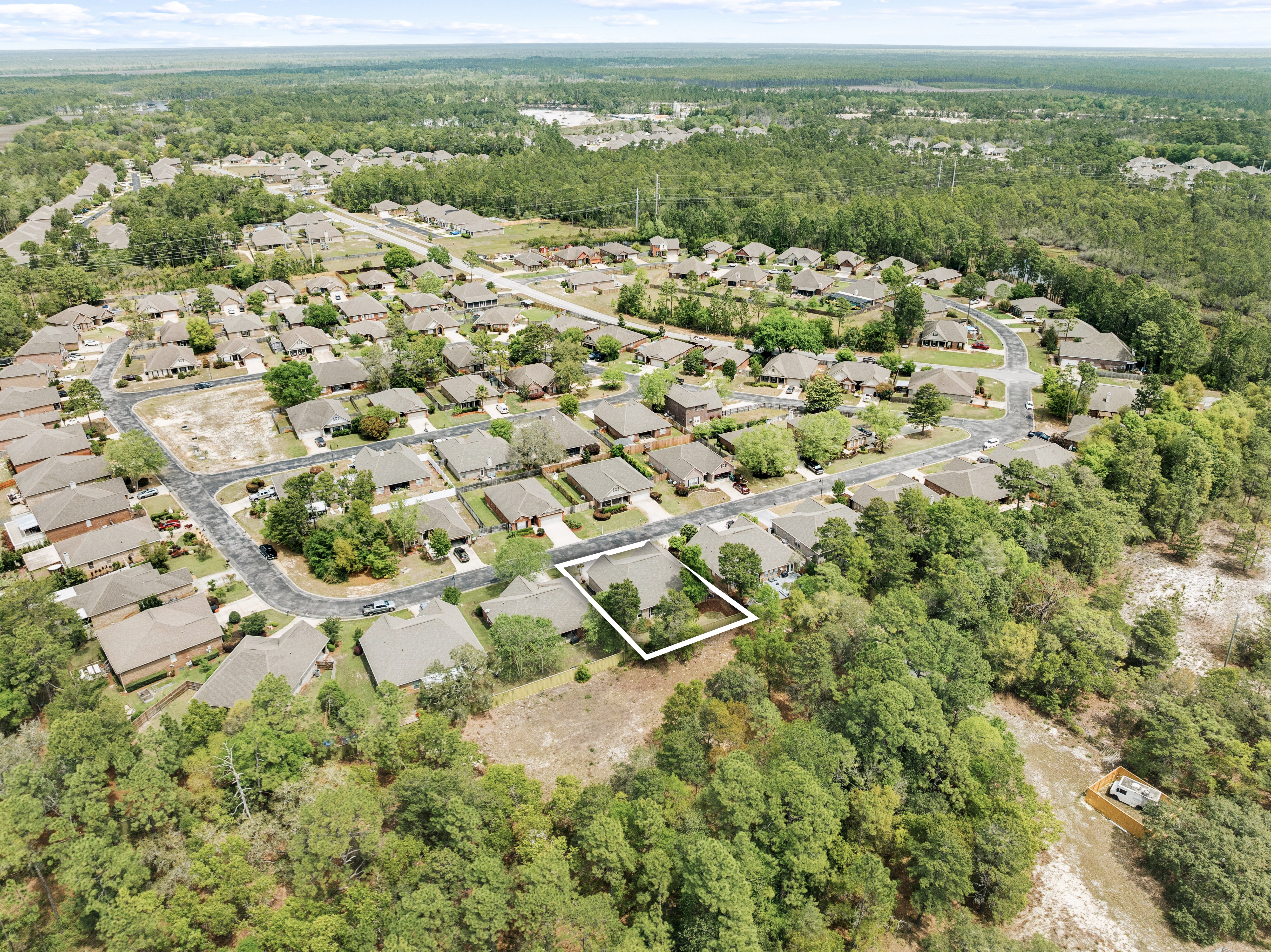  Immaculate, Spacious Single-Level Living Home with Screened Outdoor Living - 物件實景