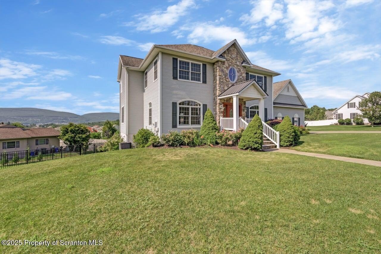 Throop, Pennsylvania, 18512, United States, 3 Bedrooms Bedrooms, ,3 BathroomsBathrooms,Residential,For Sale,1889511