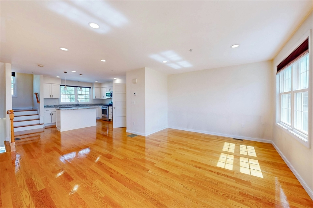 Lynn, Massachusetts, 01905, United States, 2 Bedrooms Bedrooms, ,2 BathroomsBathrooms,Residential,For Sale,1976734