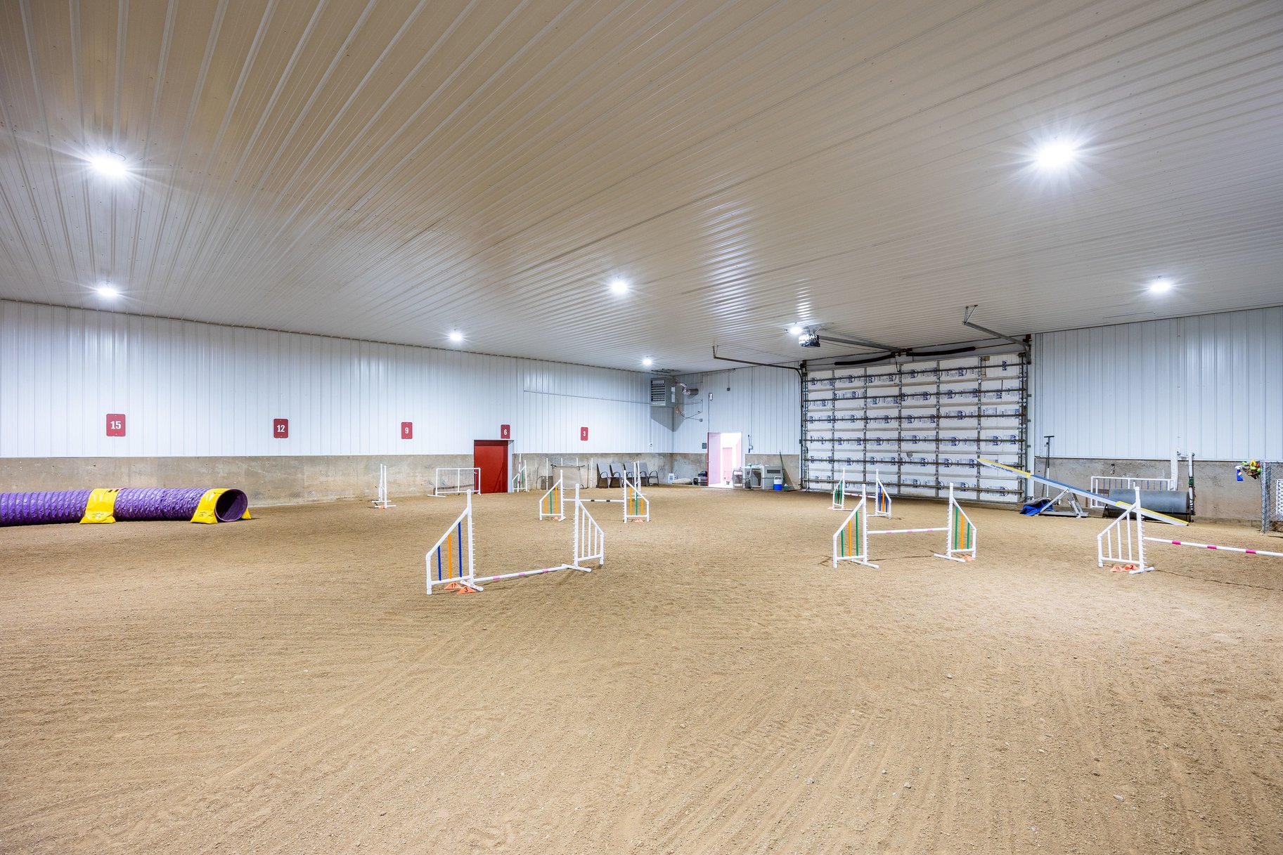  Incredibly Well-Maintained Horse Property with Indoor Arena & Views - 物件實景