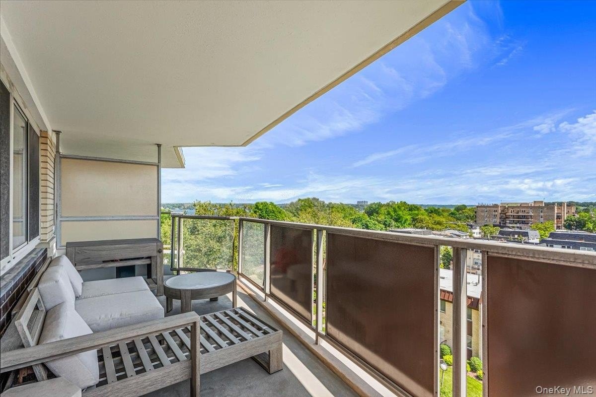 Bayside, New York, 11360, United States, 2 Bedrooms Bedrooms, ,2 BathroomsBathrooms,Residential,For Sale,2049327