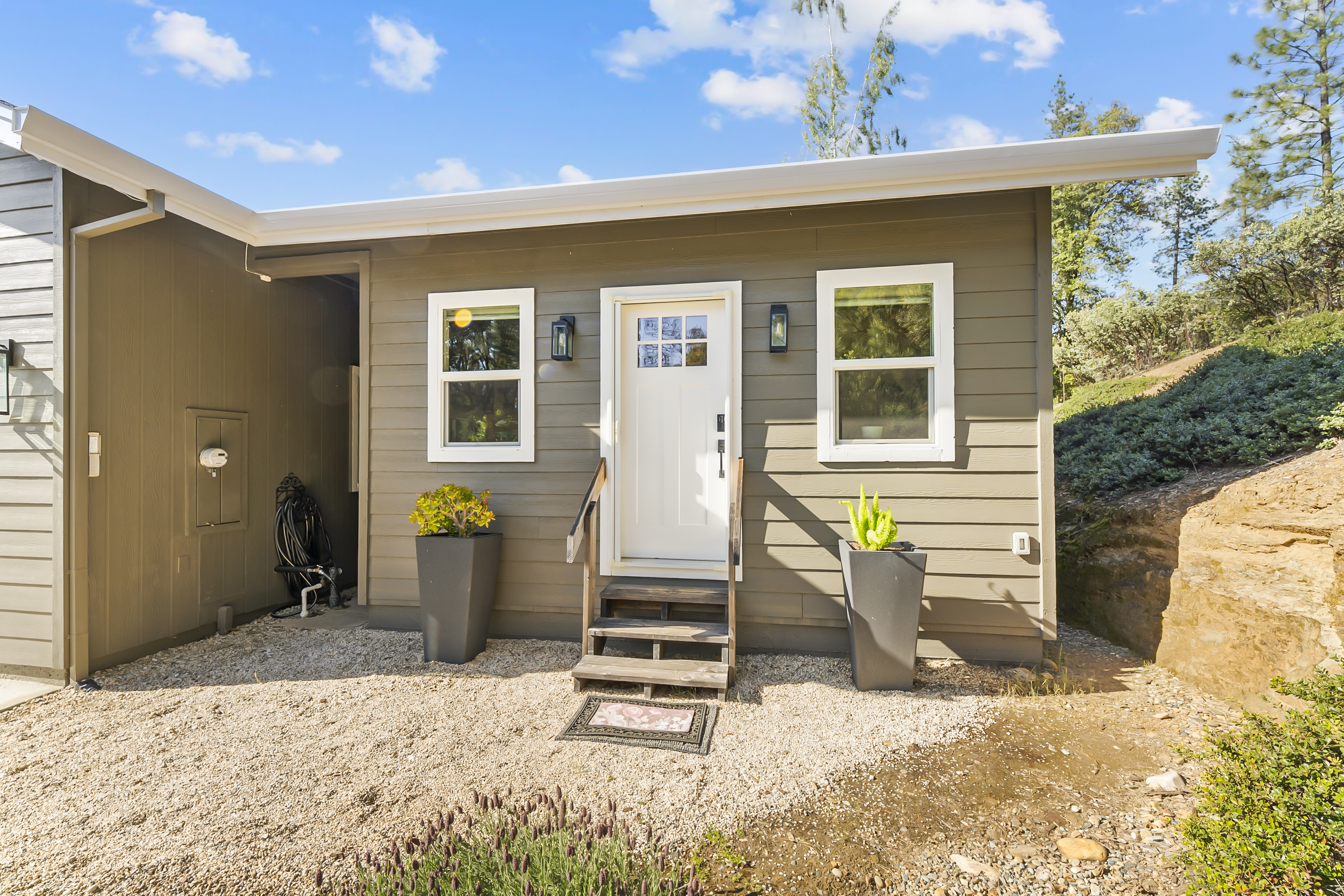  Thoughtfully Designed Living with Income Potential - 物件實景