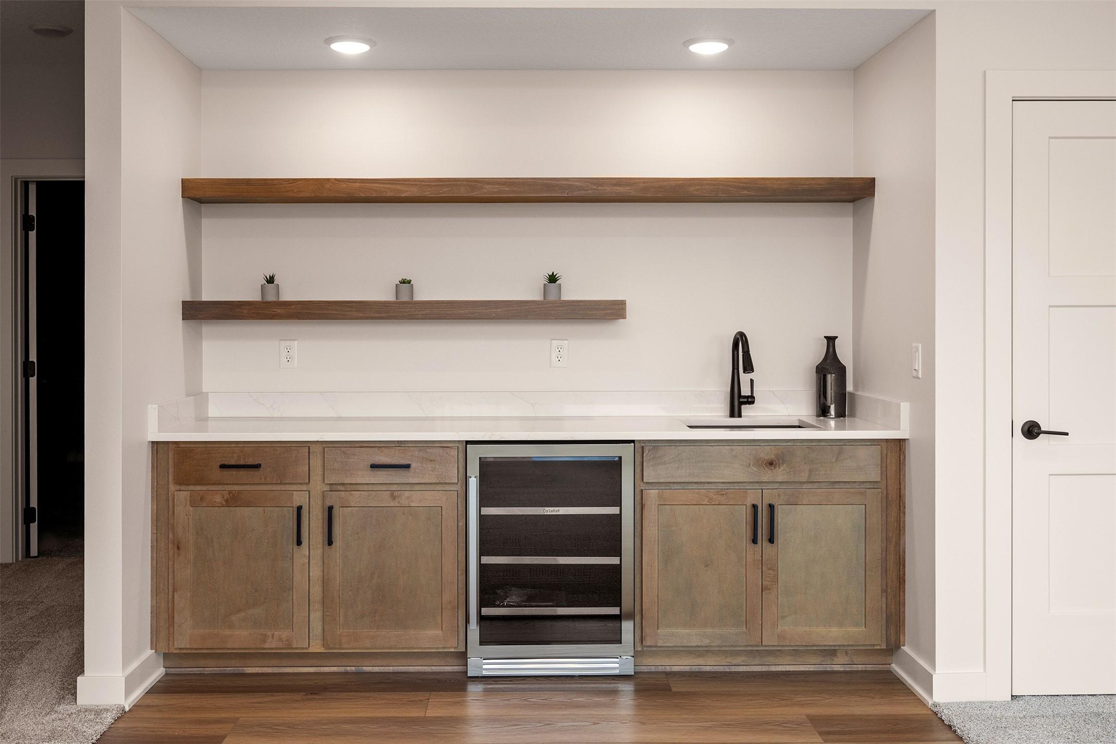 Urbandale, Iowa, 50323, United States, 4 Bedrooms Bedrooms, ,3 BathroomsBathrooms,Residential,For Sale,1975172