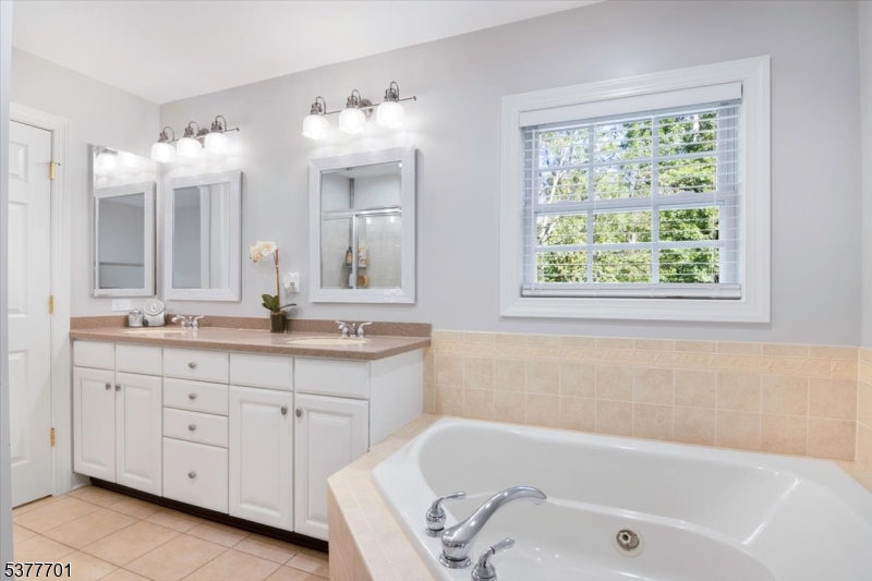 Denville Twp., New Jersey, 07834-3836, United States, 3 Bedrooms Bedrooms, ,4 BathroomsBathrooms,Residential,For Sale,1914239