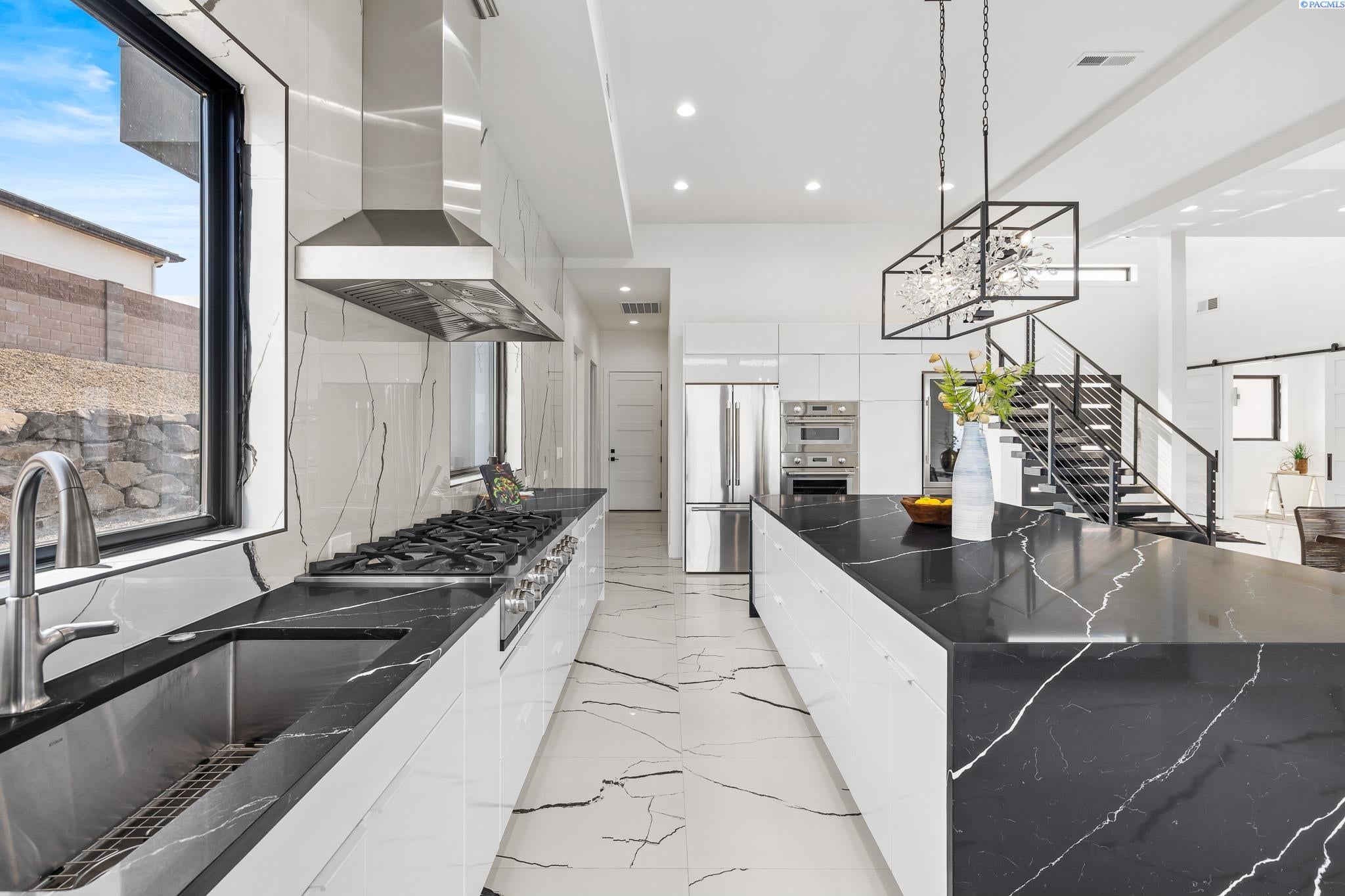 Kennewick, Washington, 99338, United States, 4 Bedrooms Bedrooms, ,6 BathroomsBathrooms,Residential,For Sale,1981644