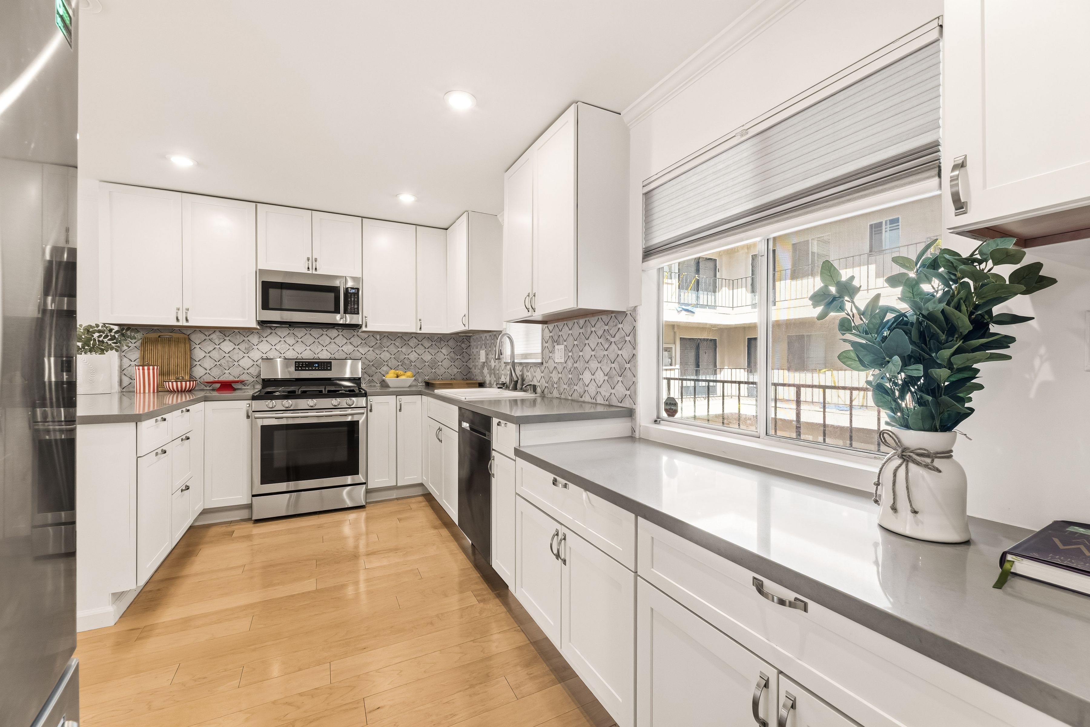  2320 S Bentley Ave - 物件實景