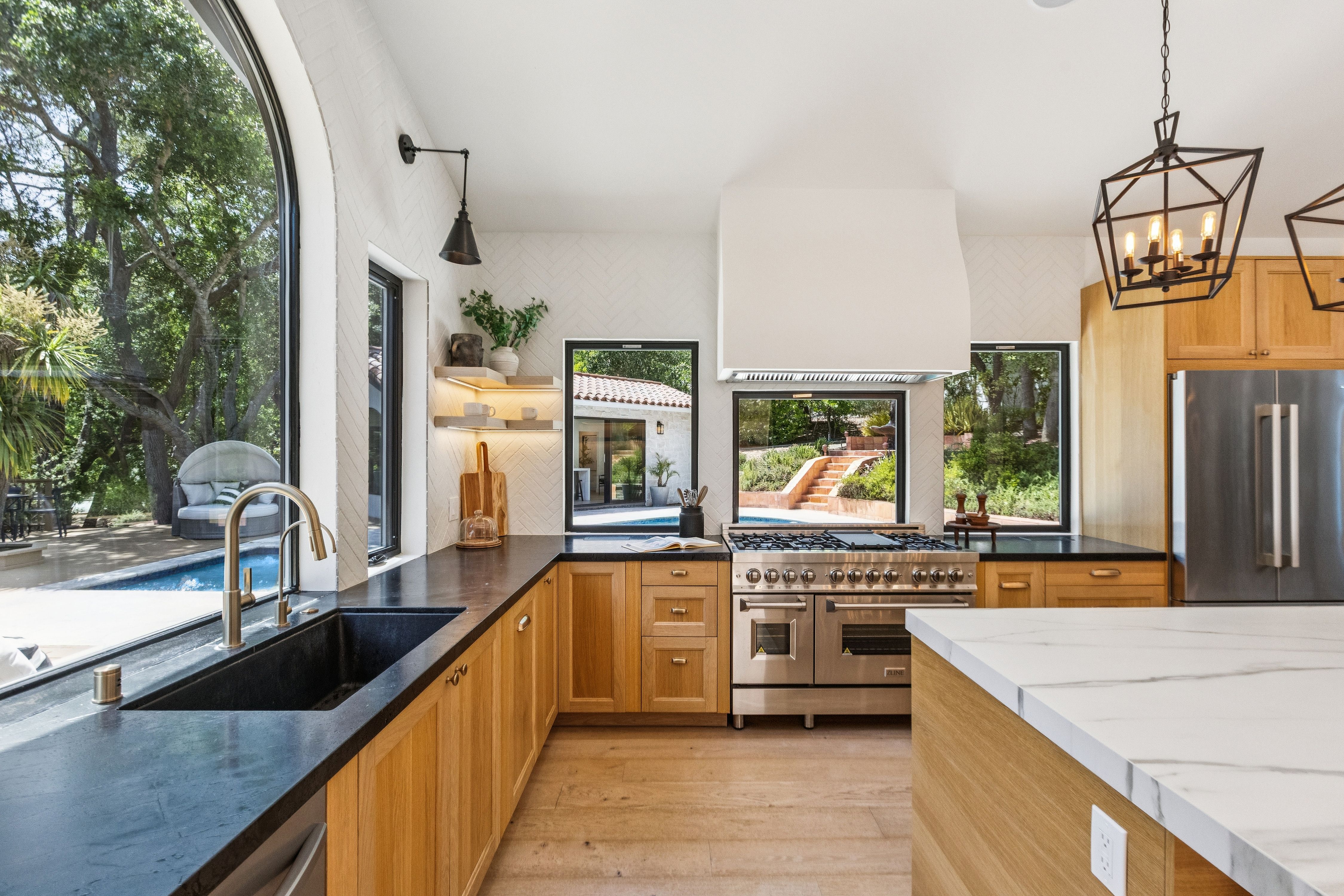  Private Gated Sanctuary With Expansive Outdoor Living - 物件實景
