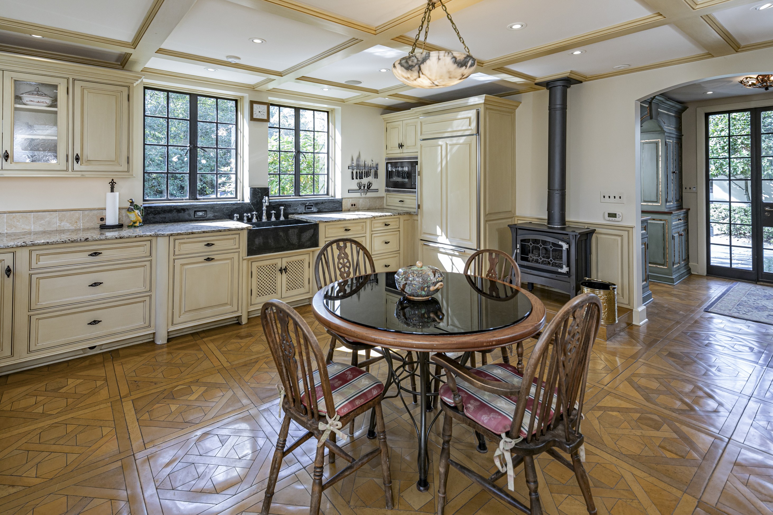  Modernized Tudor on a Magnificent Oversized Lot - 物件實景