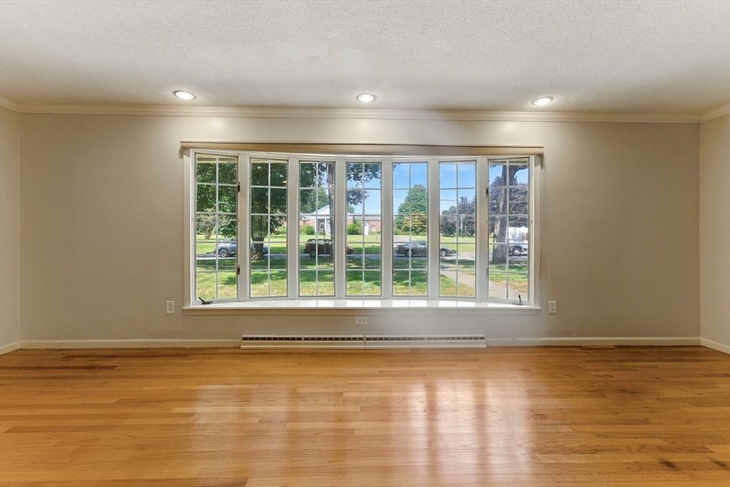 Longmeadow, Massachusetts, 01106, United States, 3 Bedrooms Bedrooms, ,3 BathroomsBathrooms,Residential,For Sale,1933397