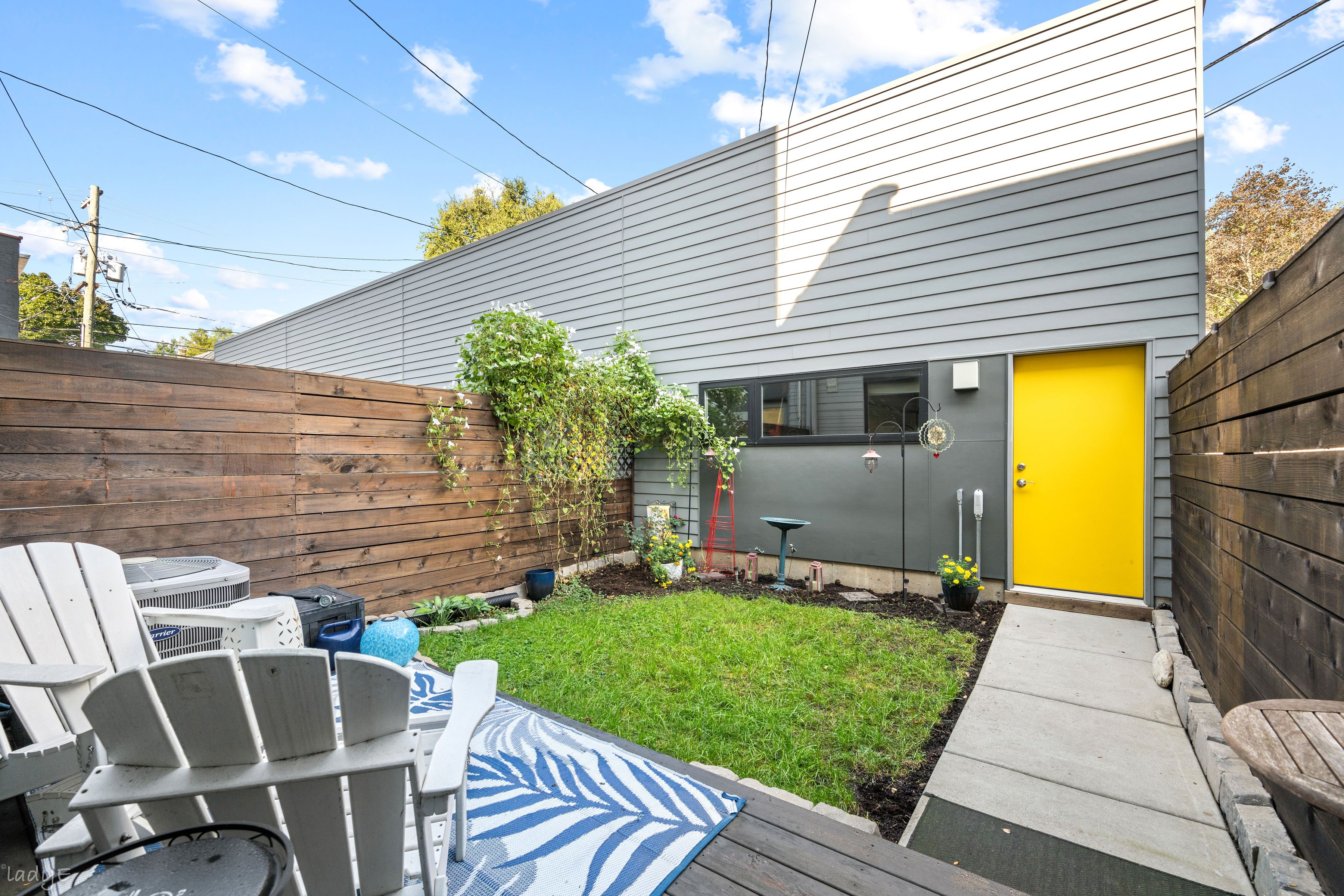 Distinctive Three-bedroom, 2.5-bath Townhome - 物件實景