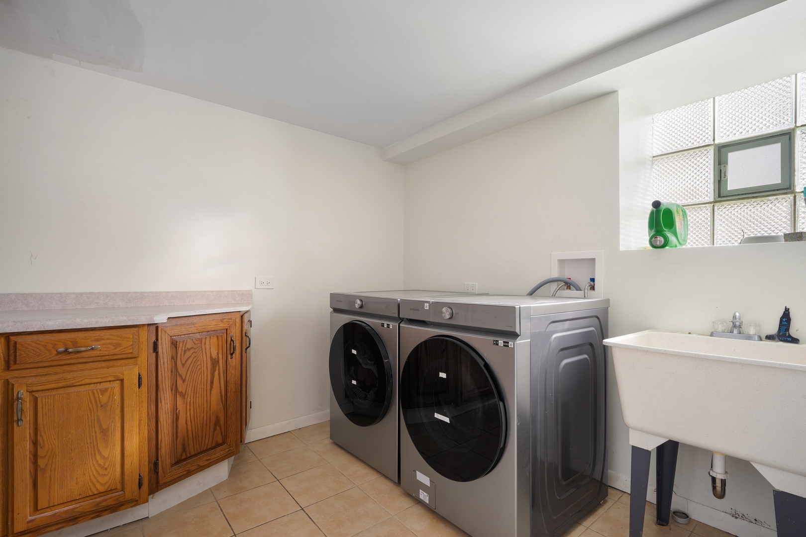 Brookfield, Illinois, 60513, United States, 5 Bedrooms Bedrooms, ,3 BathroomsBathrooms,Residential,For Sale,1989512