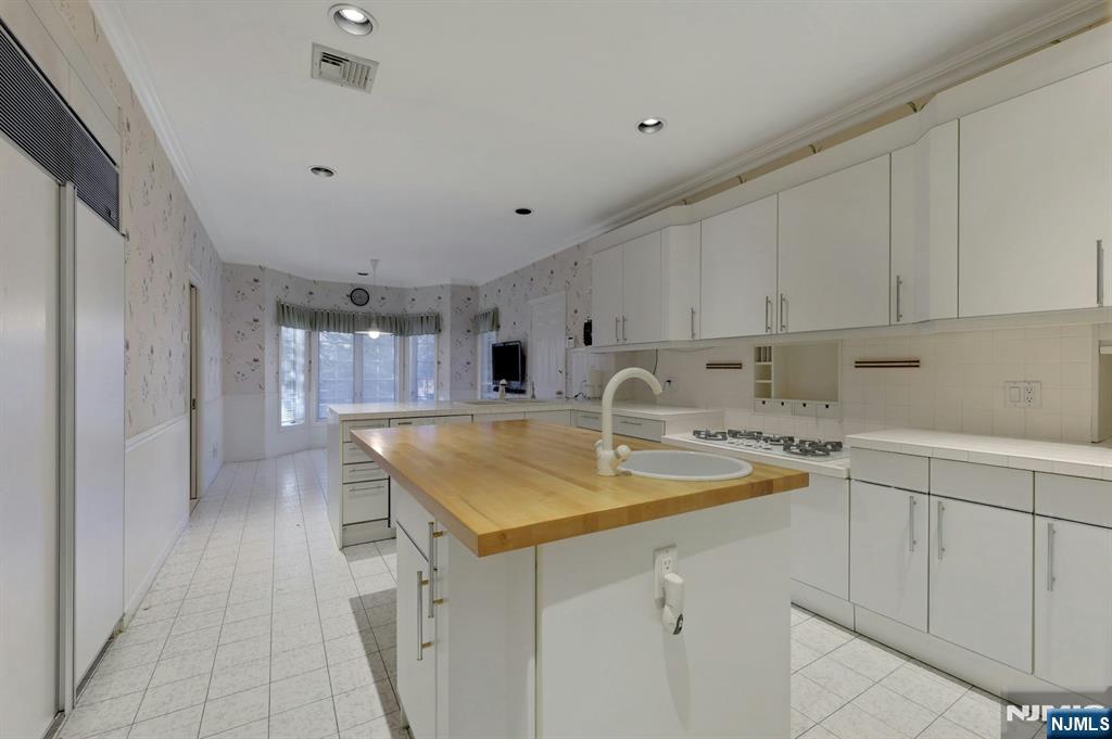 Park Ridge, New Jersey, 07656, United States, 3 Bedrooms Bedrooms, ,5 BathroomsBathrooms,Residential,For Sale,2001843