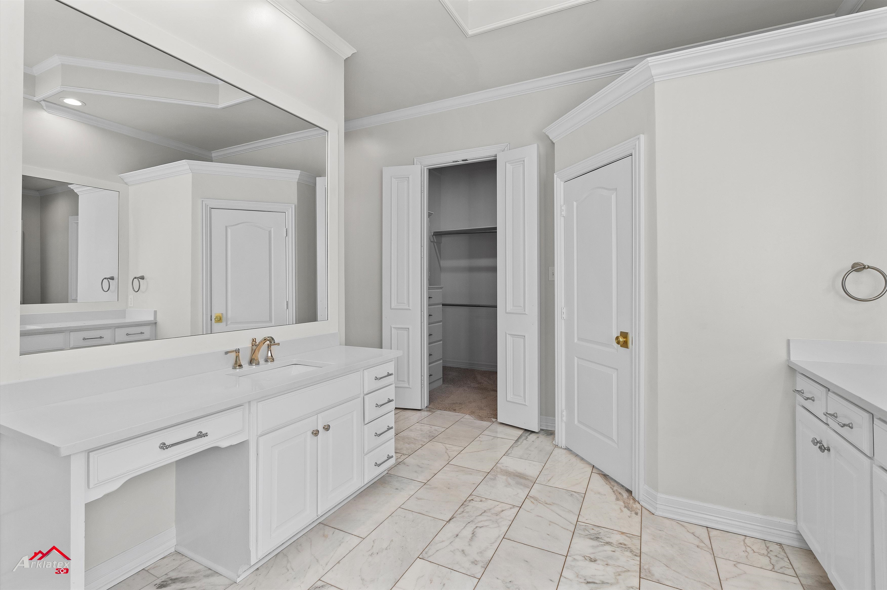 Henderson, Texas, 75703, United States, 5 Bedrooms Bedrooms, ,4 BathroomsBathrooms,Residential,For Sale,1934371