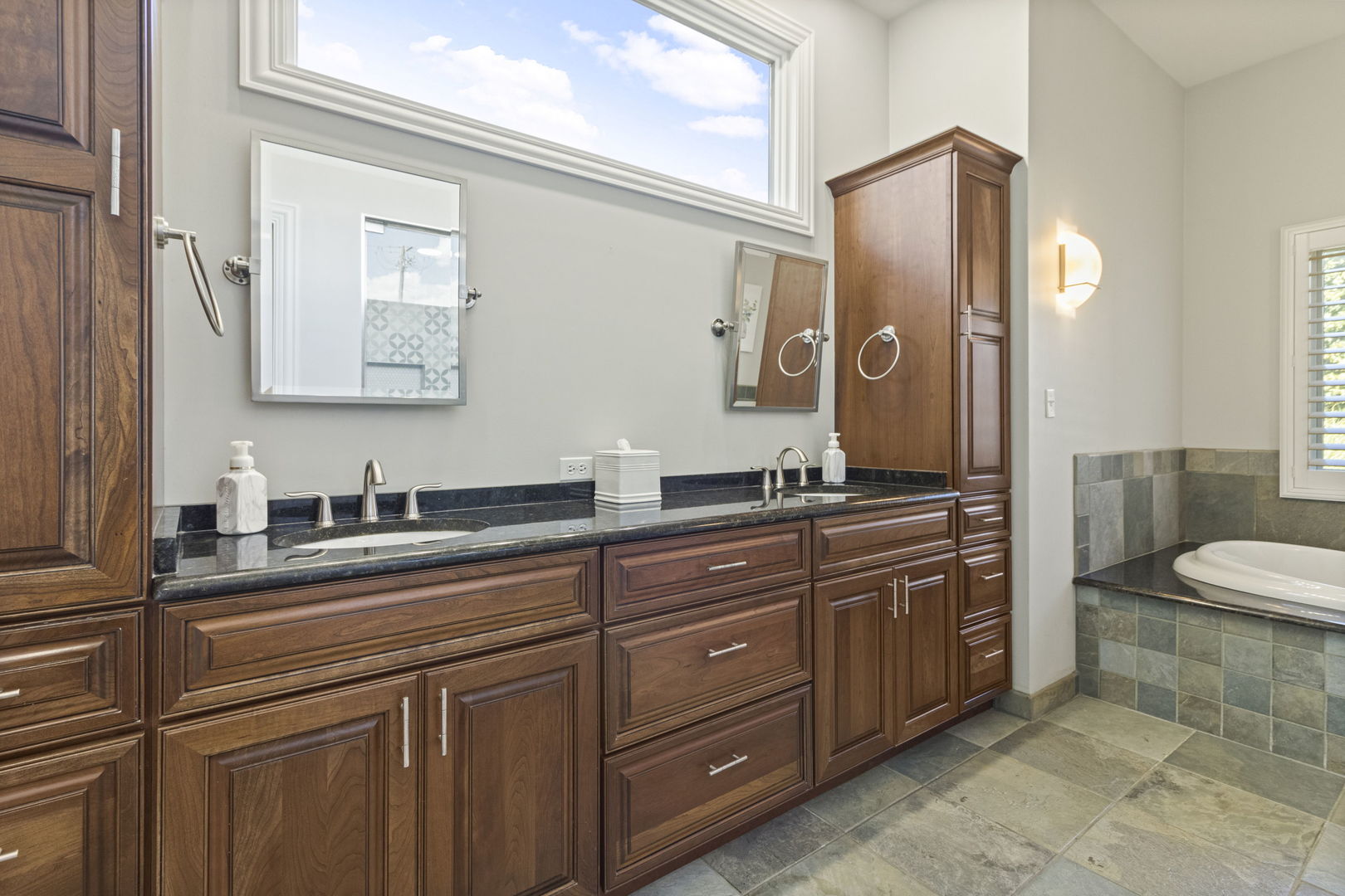 Shorewood, Illinois, 60404, United States, 4 Bedrooms Bedrooms, ,6 BathroomsBathrooms,Residential,For Sale,1933443