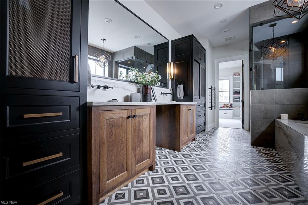 Williamstown, West Virginia, 26187, United States, 5 Bedrooms Bedrooms, ,8 BathroomsBathrooms,Residential,For Sale,1980118