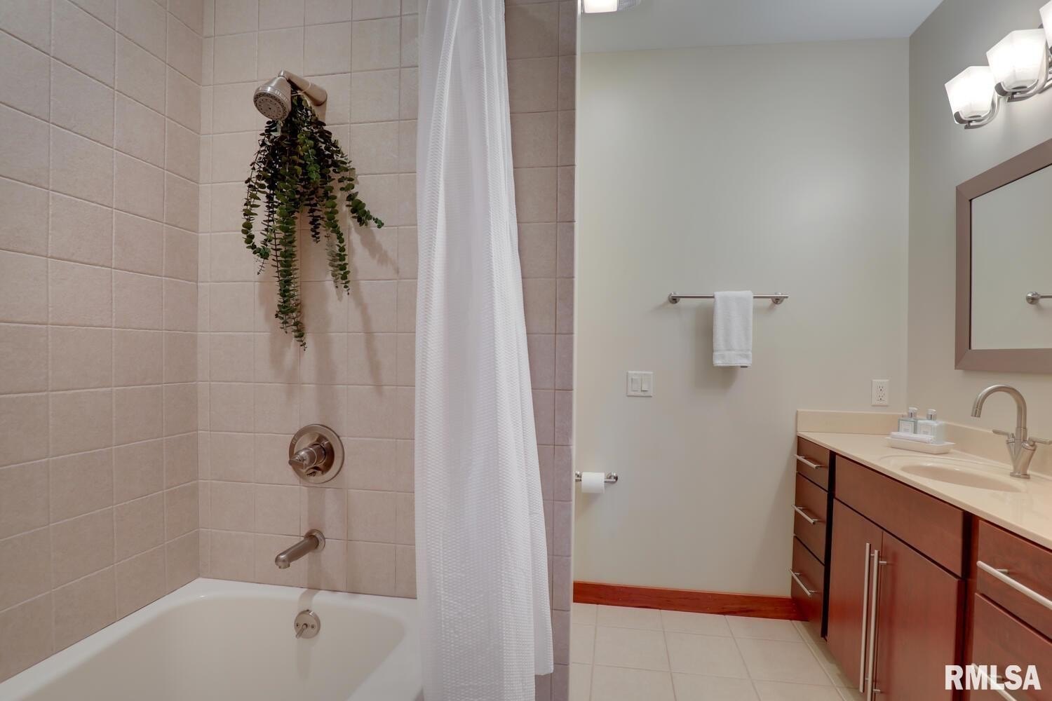 Macomb, Illinois, 61455, United States, 5 Bedrooms Bedrooms, ,5 BathroomsBathrooms,Residential,For Sale,1915760