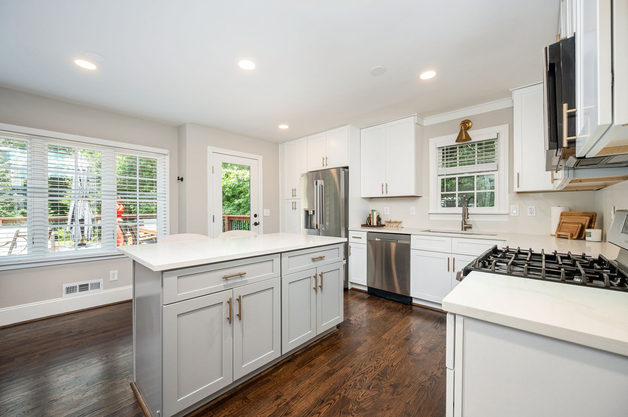  Exceptional Home Nestled on 0.83+/- Acre Picturesque Corner Lot - 物件實景