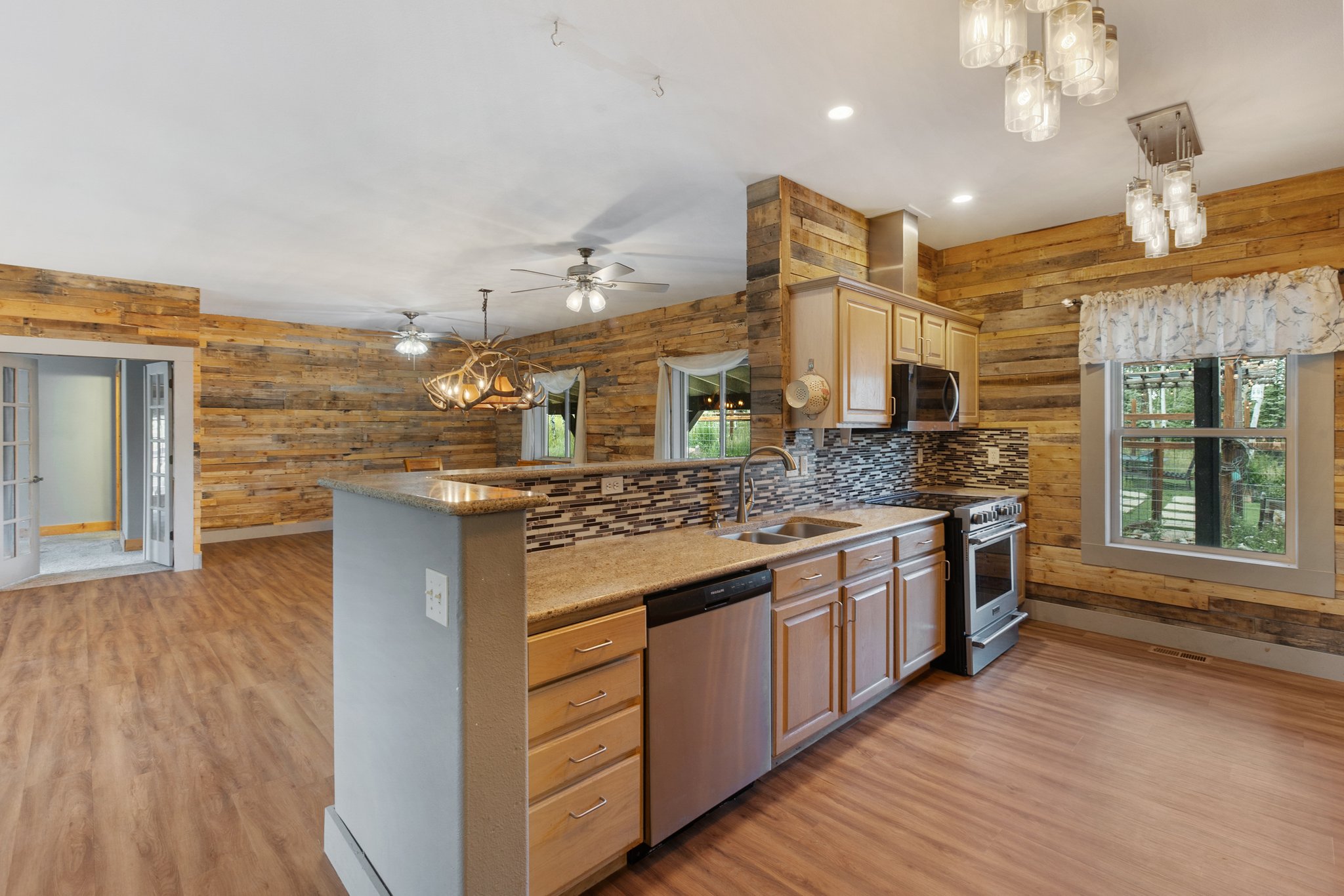 Divide, Colorado, 80814, United States, 3 Bedrooms Bedrooms, ,2 BathroomsBathrooms,Residential,For Sale,1918151