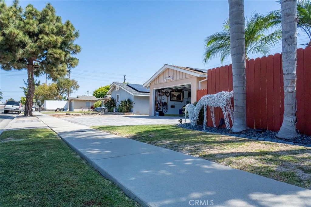 Huntington Beach, California, 92649, United States, 3 Bedrooms Bedrooms, ,2 BathroomsBathrooms,Residential,For Sale,2042860