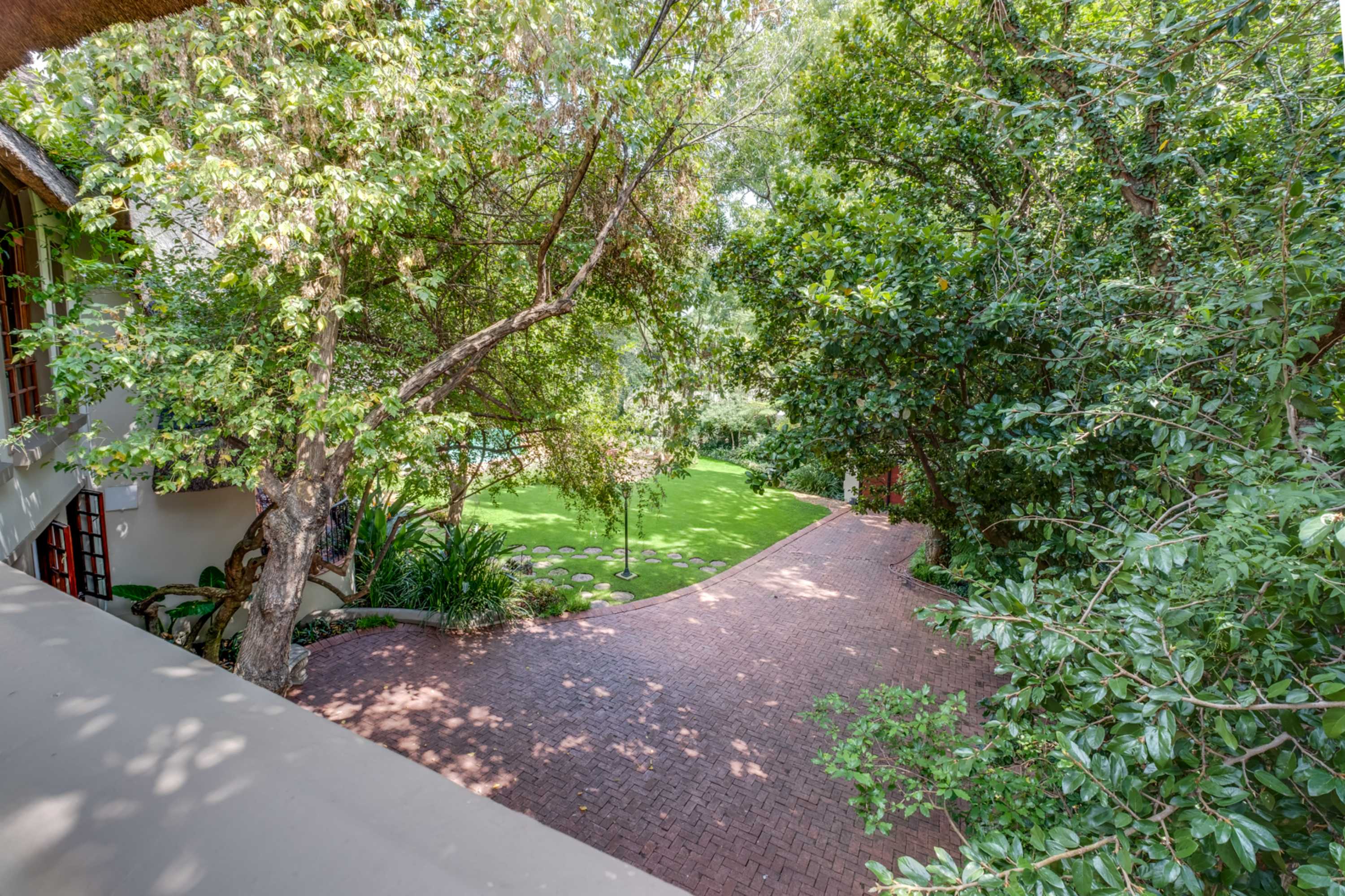  Modern Thatched Family Home For The Executive Buyer - 物件實景