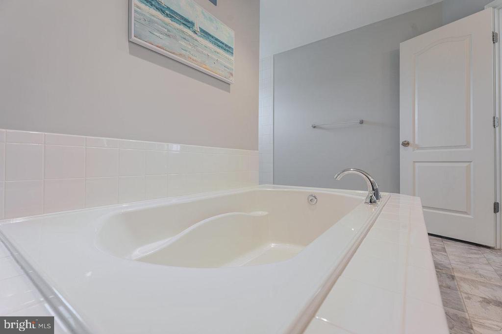 Charles Town, West Virginia, 25414, United States, 4 Bedrooms Bedrooms, ,5 BathroomsBathrooms,Residential,For Sale,1965453