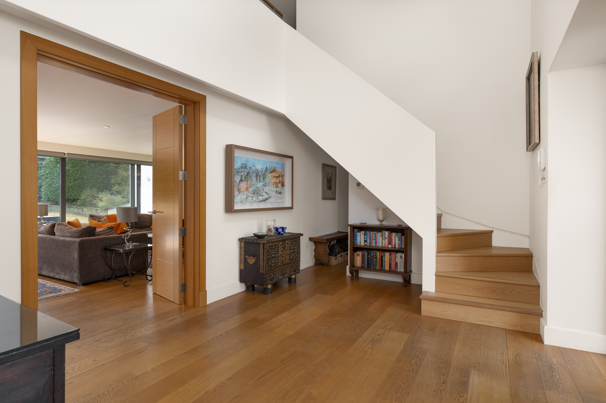  A detached modern six bedroom family house located on the private Coombe Estate - 物件實景
