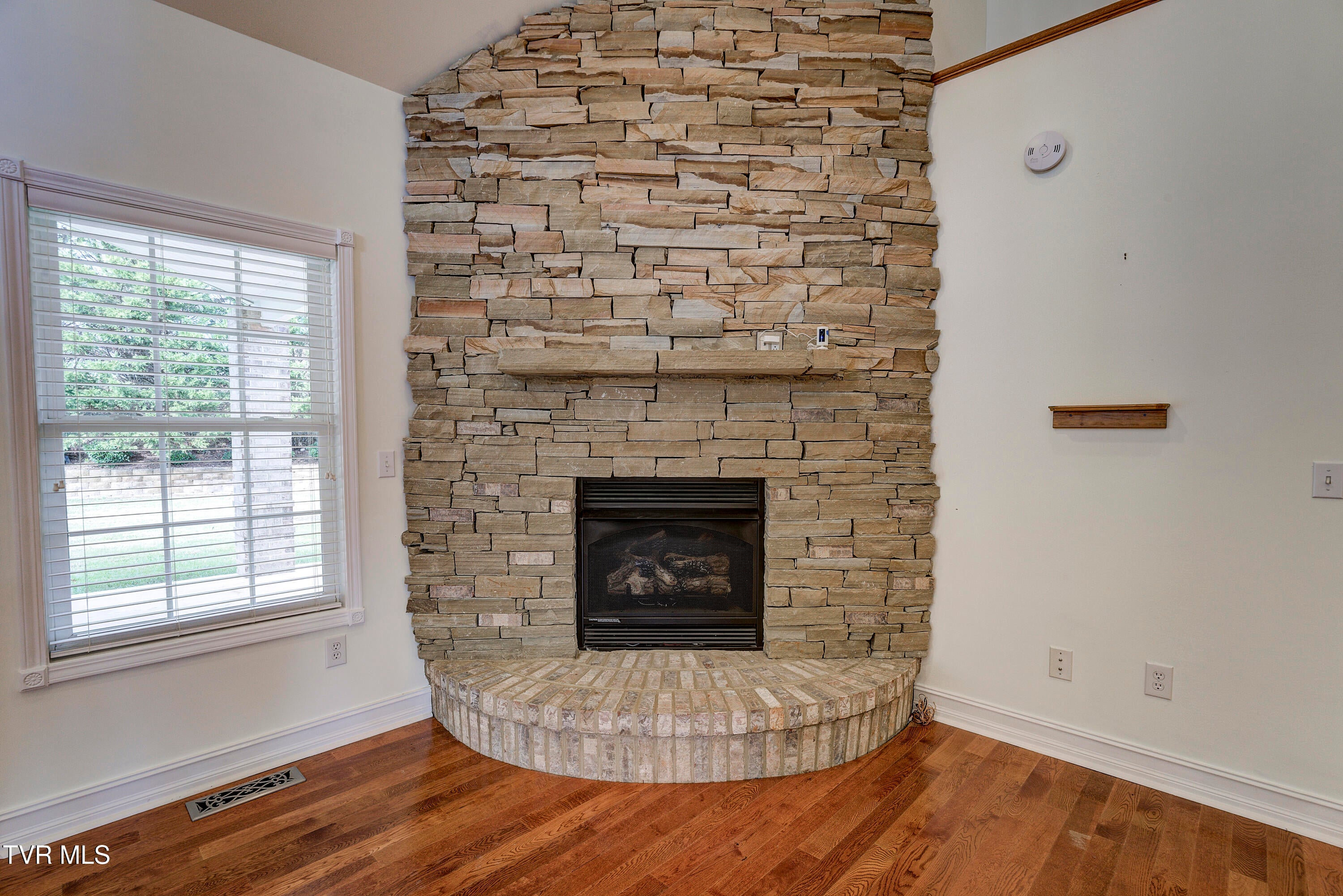 Bristol, Tennessee, 37620, United States, 4 Bedrooms Bedrooms, ,4 BathroomsBathrooms,Residential,For Sale,2001712