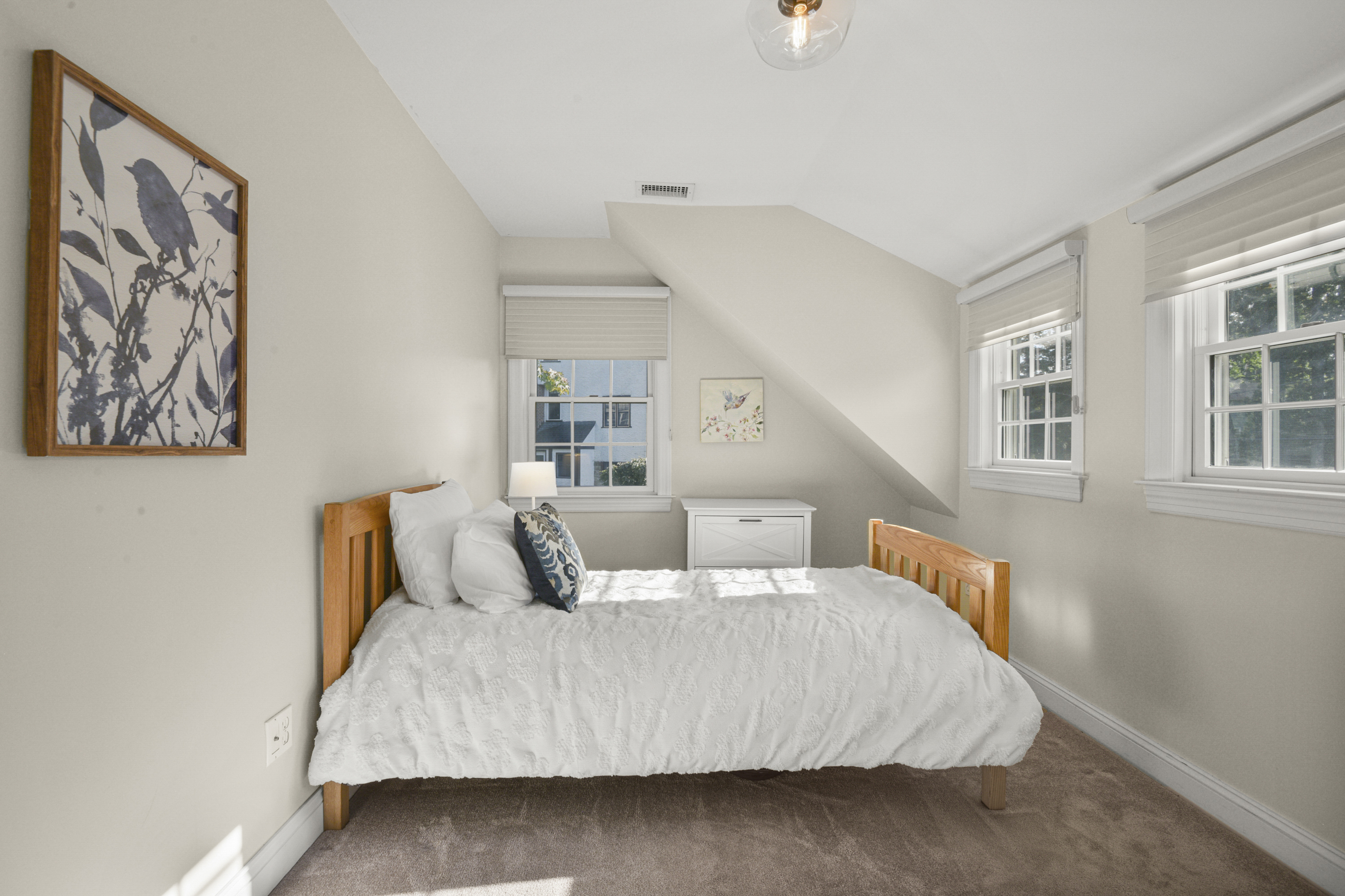  Sun-Filled Larchmont Woods Colonial - 物件實景